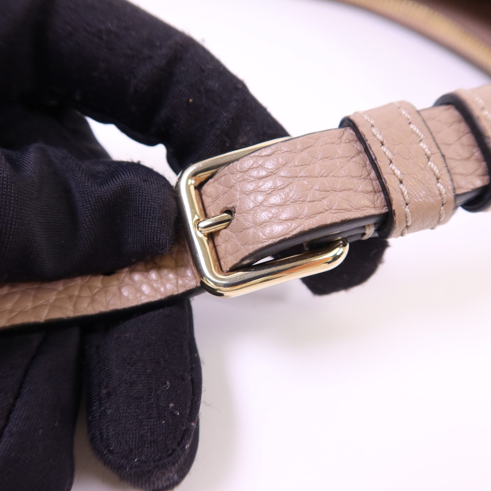 Valentino 牛皮皮革Mini Rockstud Hobo Bag金扣肩背袋