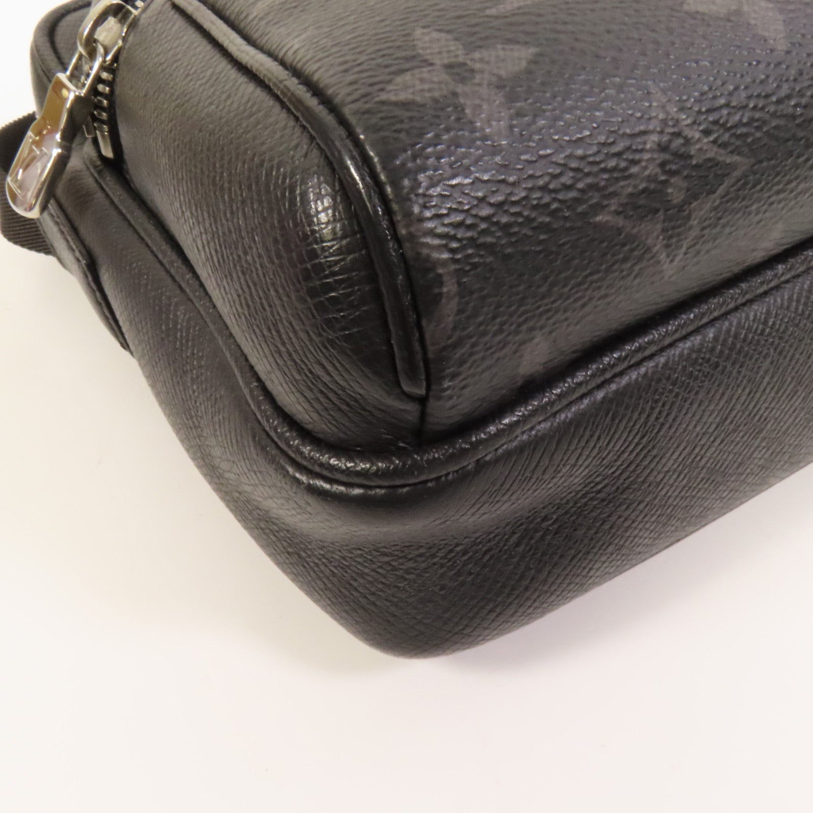 LOUIS VUITTON 【激減優惠】Monogram Eclipse/Taiga Outdoor Messenger銀扣肩背袋