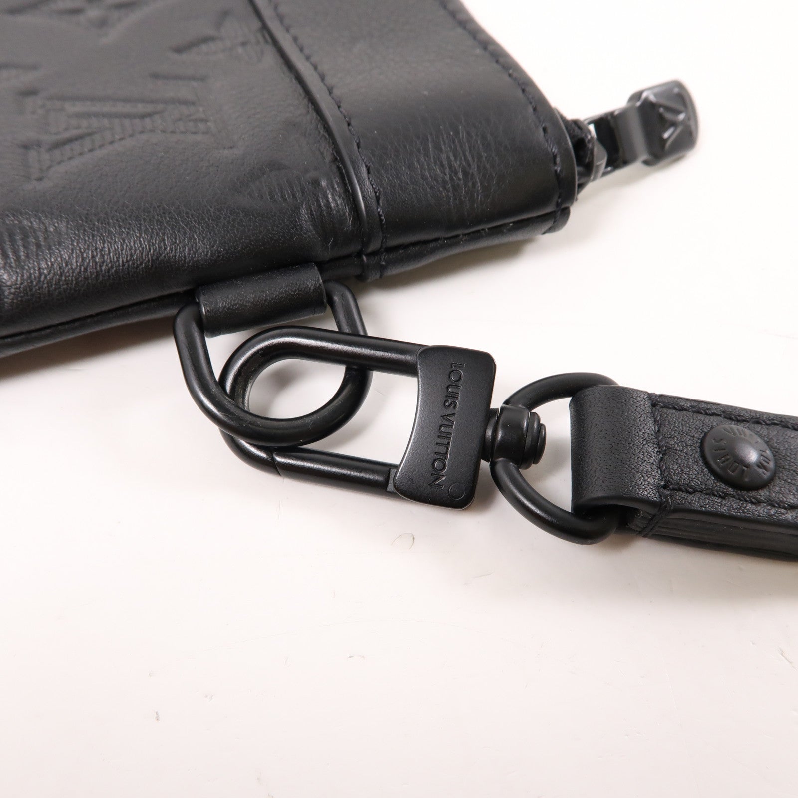 LOUIS VUITTON Monogram Shadow Pochette Voyage Souple手拿包黑色