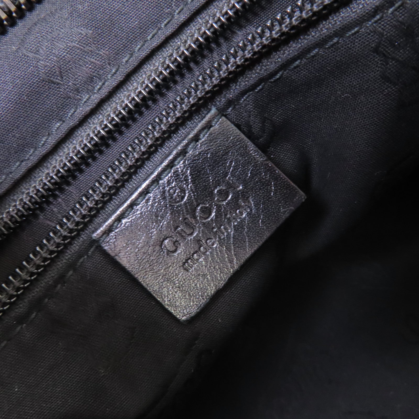 GUCCI 塗層帆布Diamante Shoulder Bag銀扣肩背袋黑色