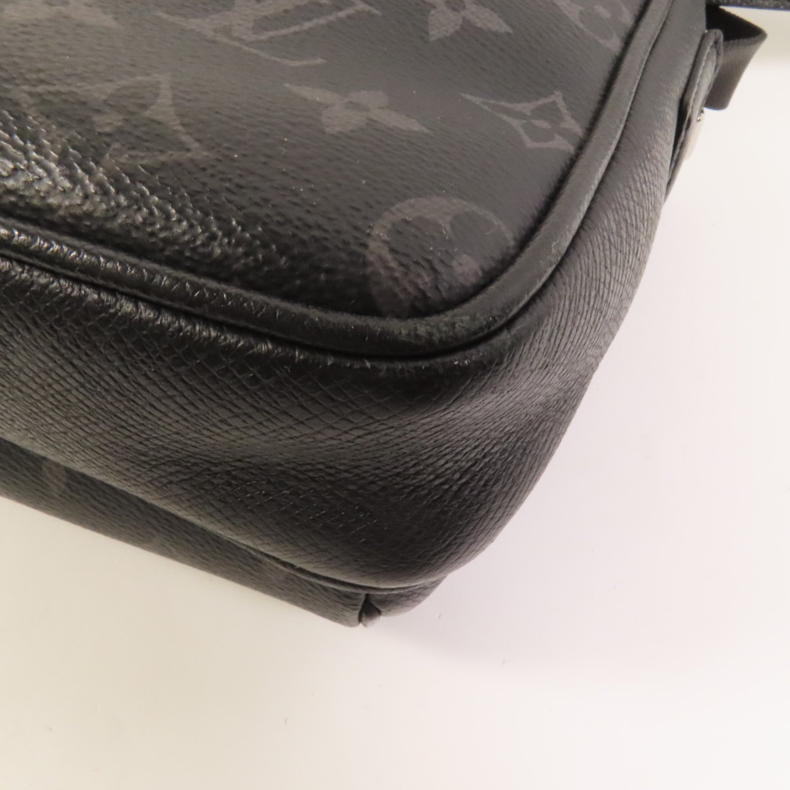 LOUIS VUITTON 【激減優惠】Monogram Eclipse/Taiga Outdoor Messenger銀扣肩背袋