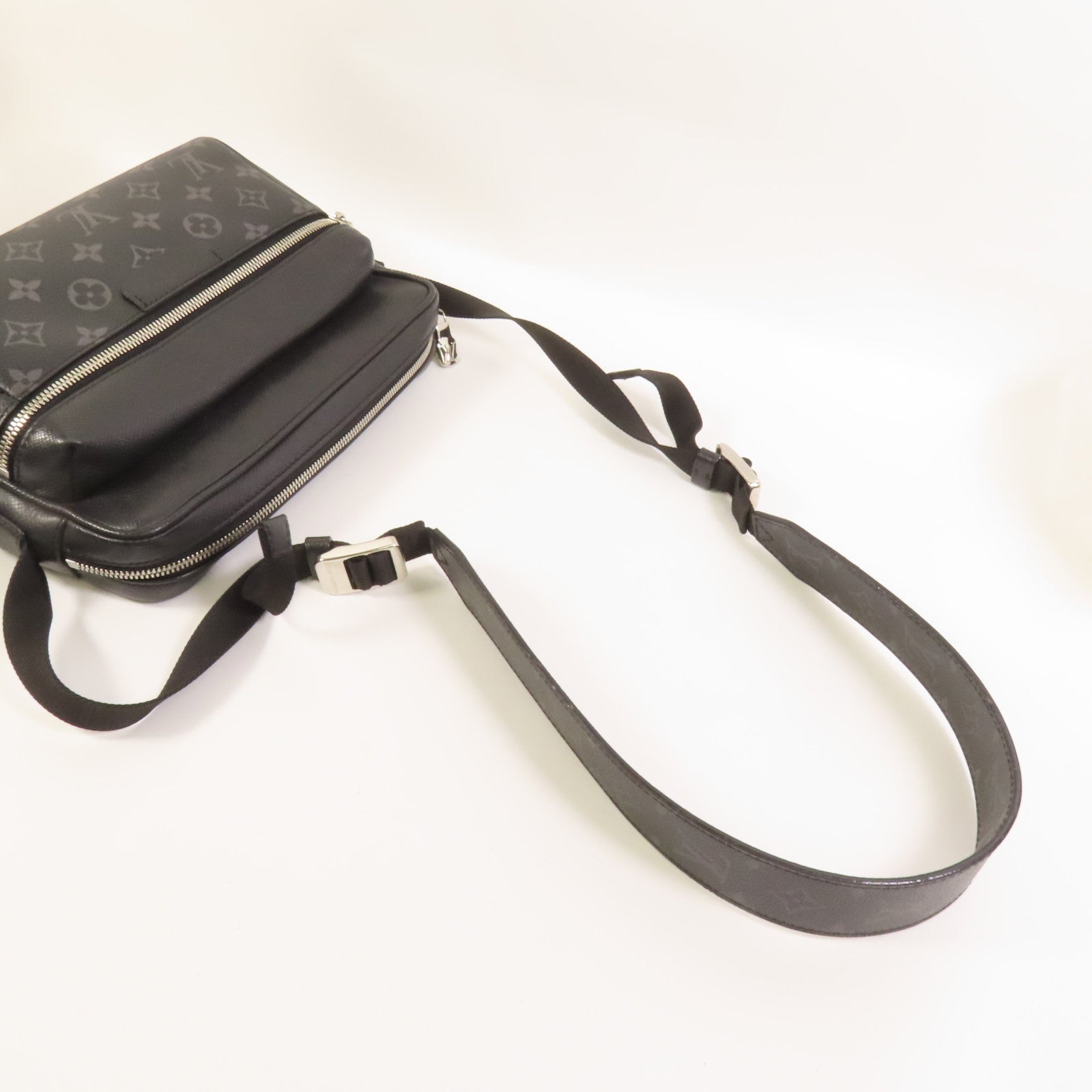 LOUIS VUITTON 【激減優惠】Monogram Eclipse/Taiga Outdoor Messenger銀扣肩背袋