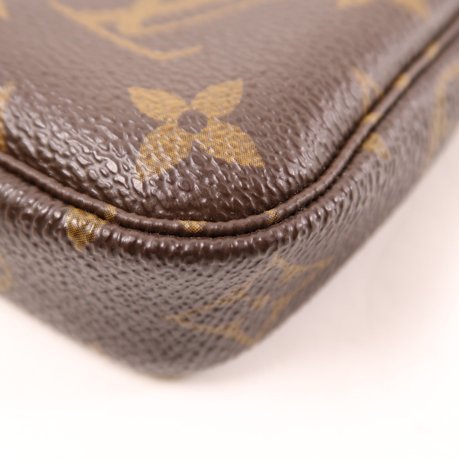 LOUIS VUITTON Monogram Mini Pochette Accessoires金扣手挽袋棕色