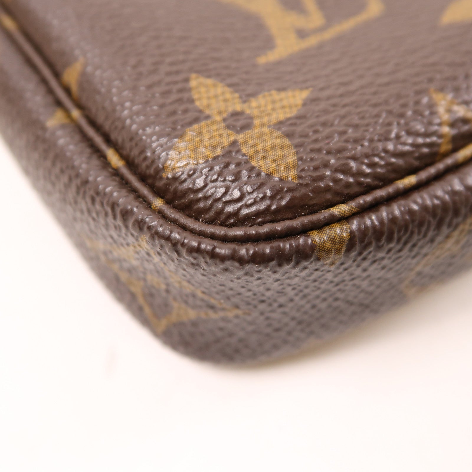 LOUIS VUITTON Monogram Mini Pochette Accessoires金扣手挽袋棕色