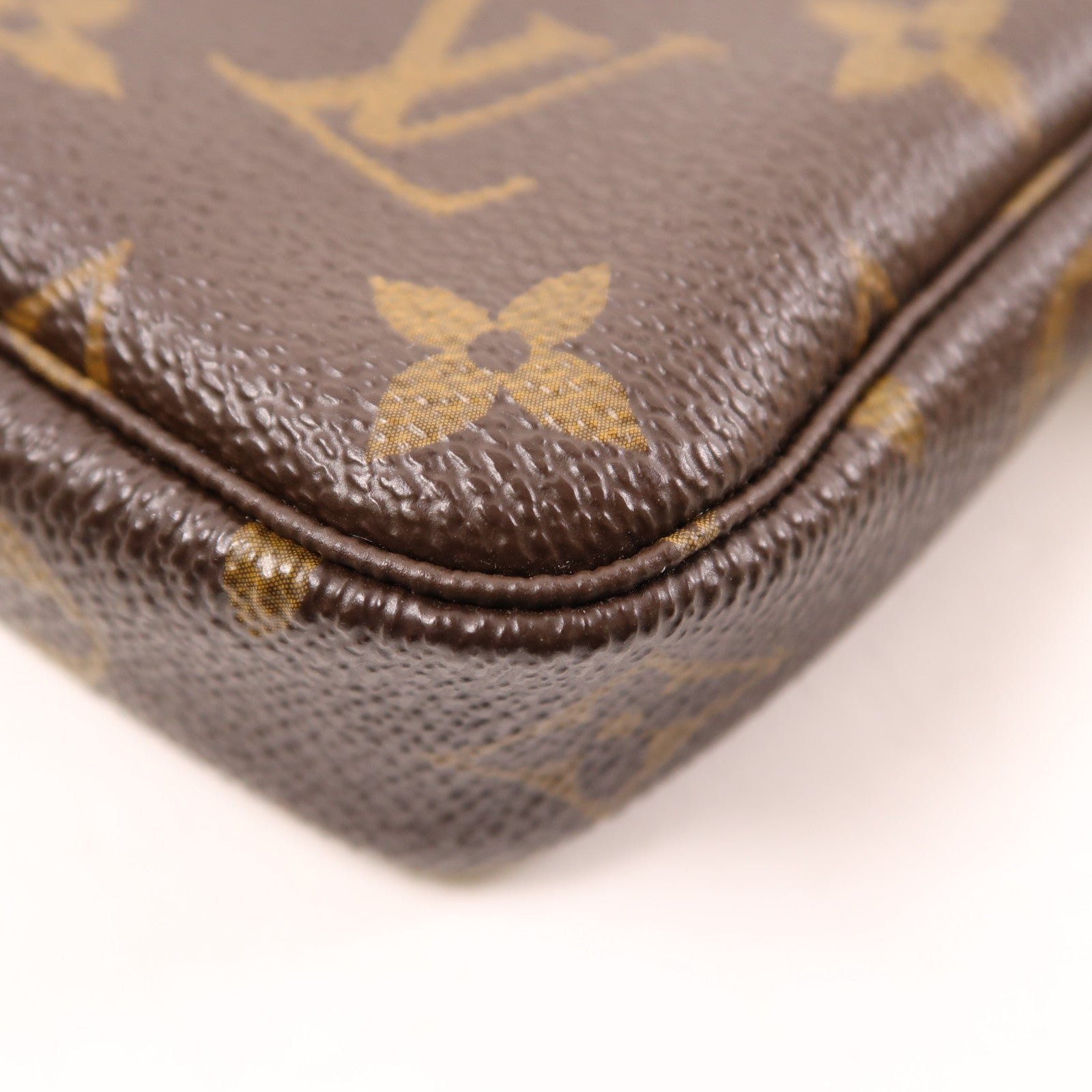LOUIS VUITTON Monogram Mini Pochette Accessoires金扣手挽袋棕色