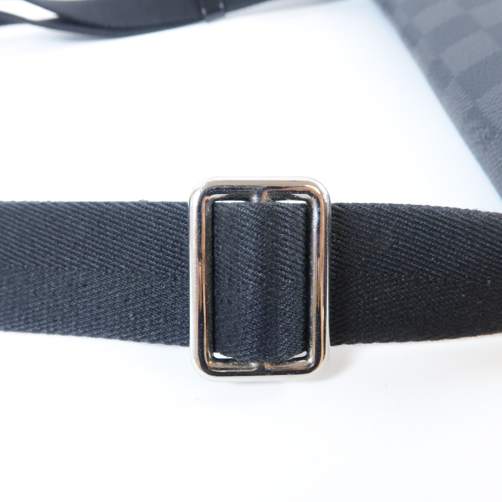 LOUIS VUITTON Damier Graphite District PM銀扣肩背袋黑色/灰色