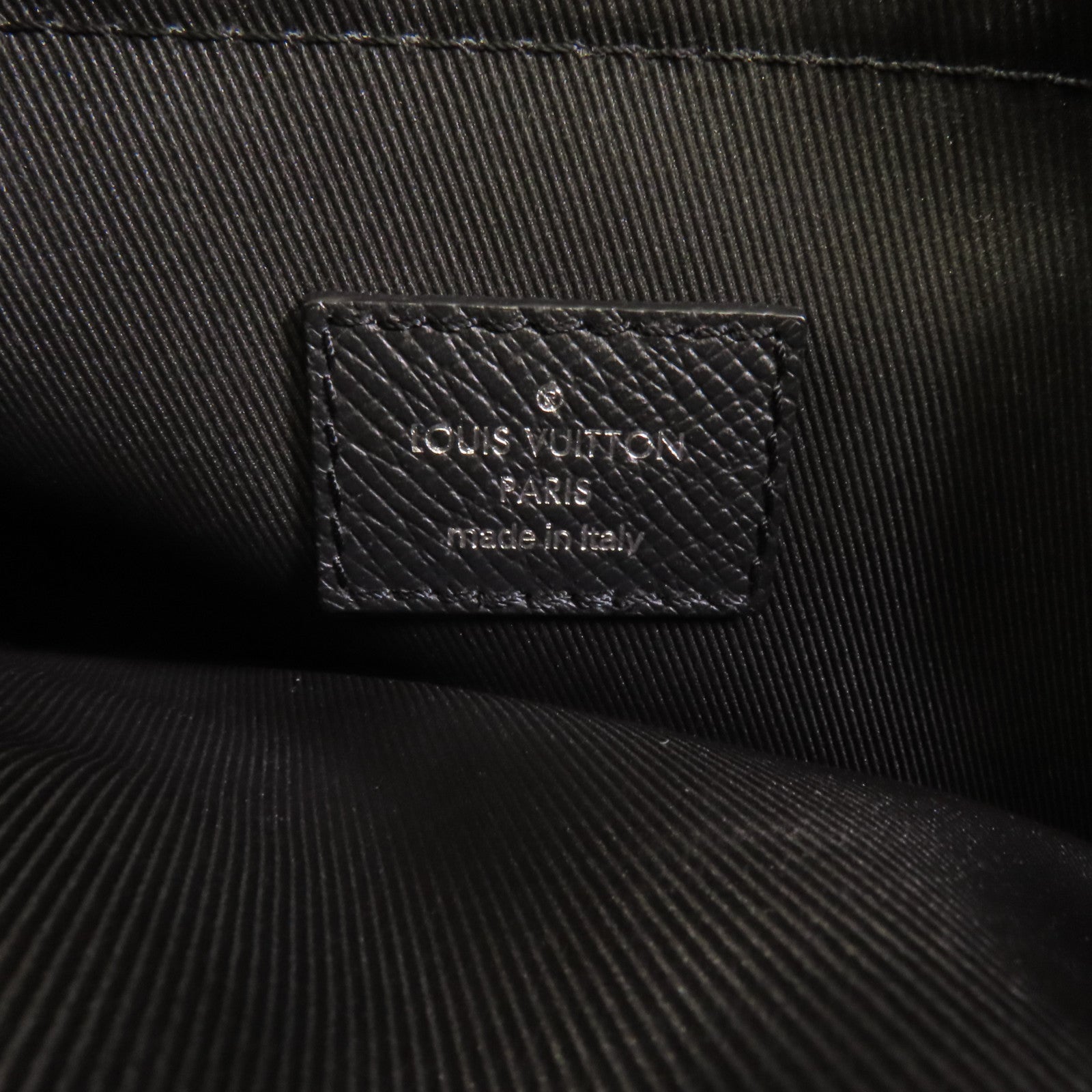 LOUIS VUITTON 【激減優惠】Monogram Eclipse/Taiga Outdoor Messenger銀扣肩背袋