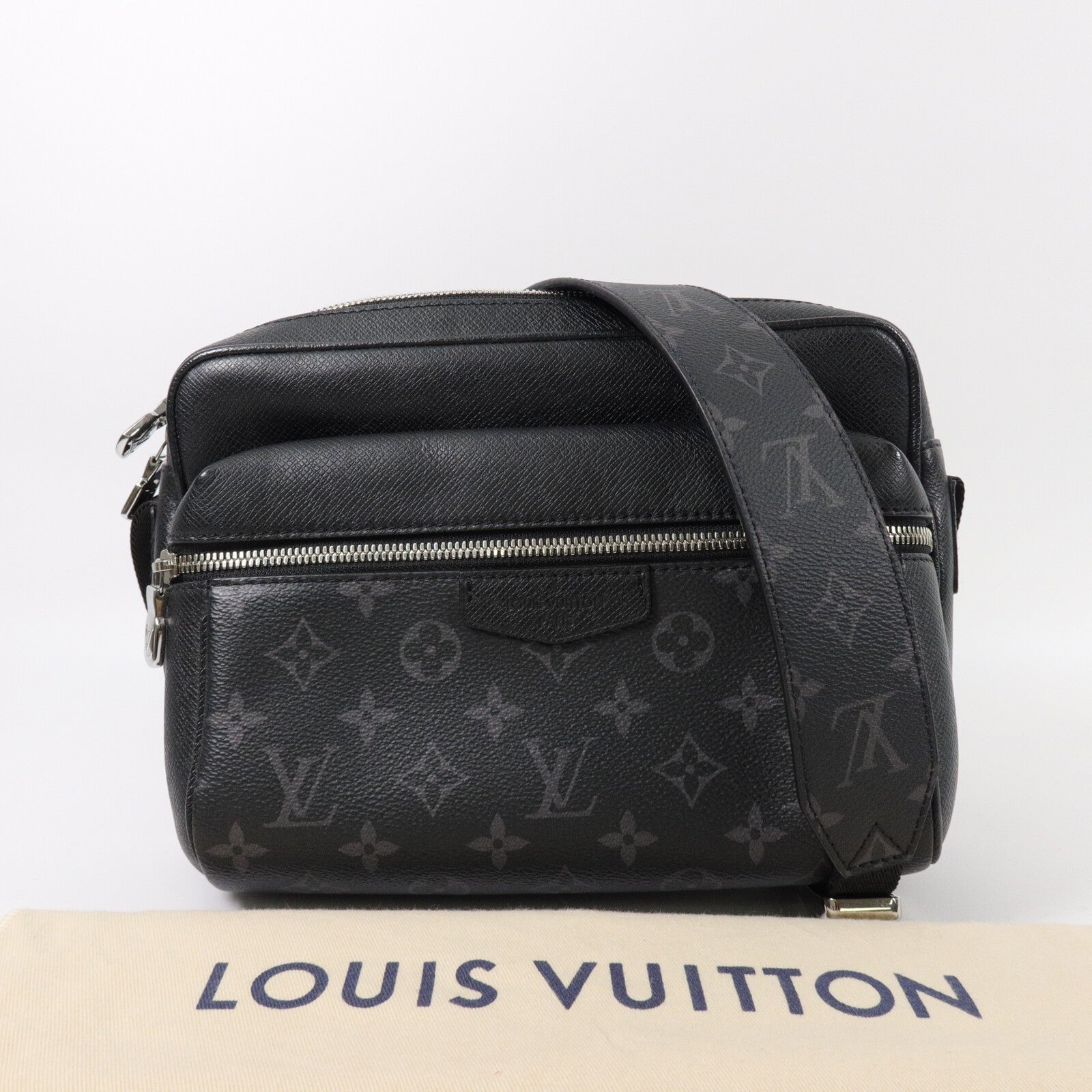LOUIS VUITTON Monogram Eclipse Taiga Outdoor Messenger肩背袋