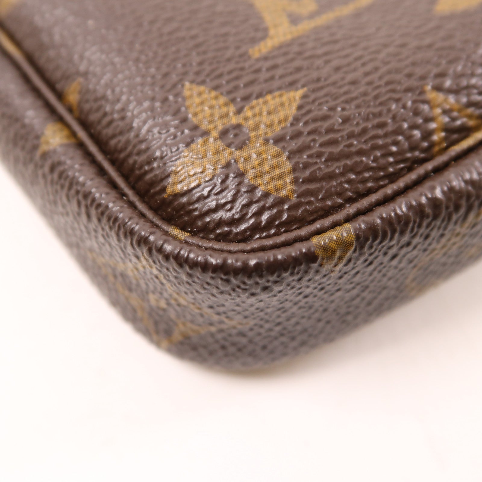 LOUIS VUITTON Monogram Mini Pochette Accessoires金扣手挽袋棕色