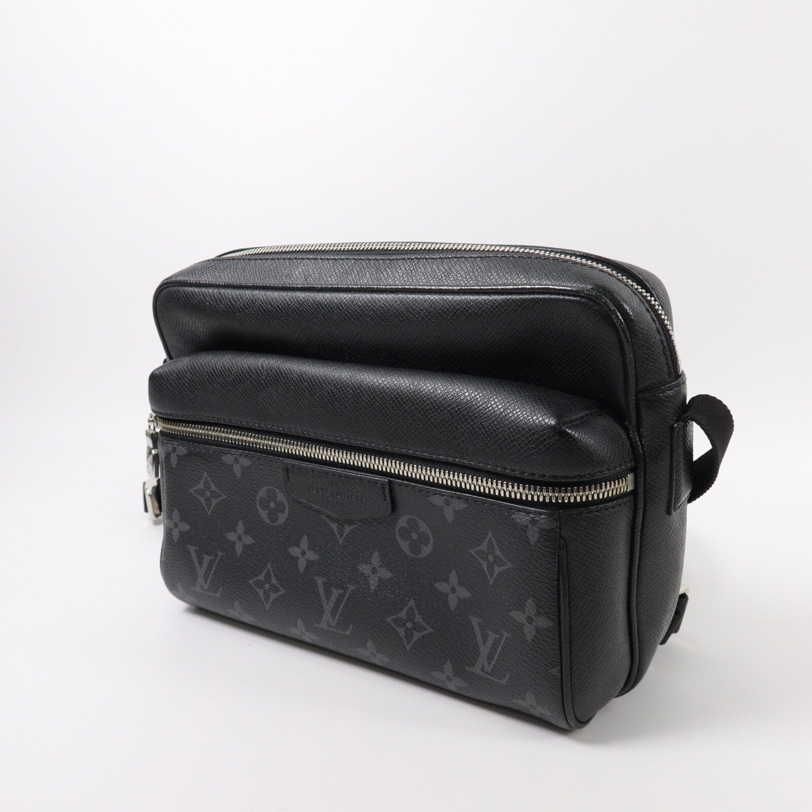 LOUIS VUITTON Monogram Eclipse Taiga Outdoor Messenger肩背袋