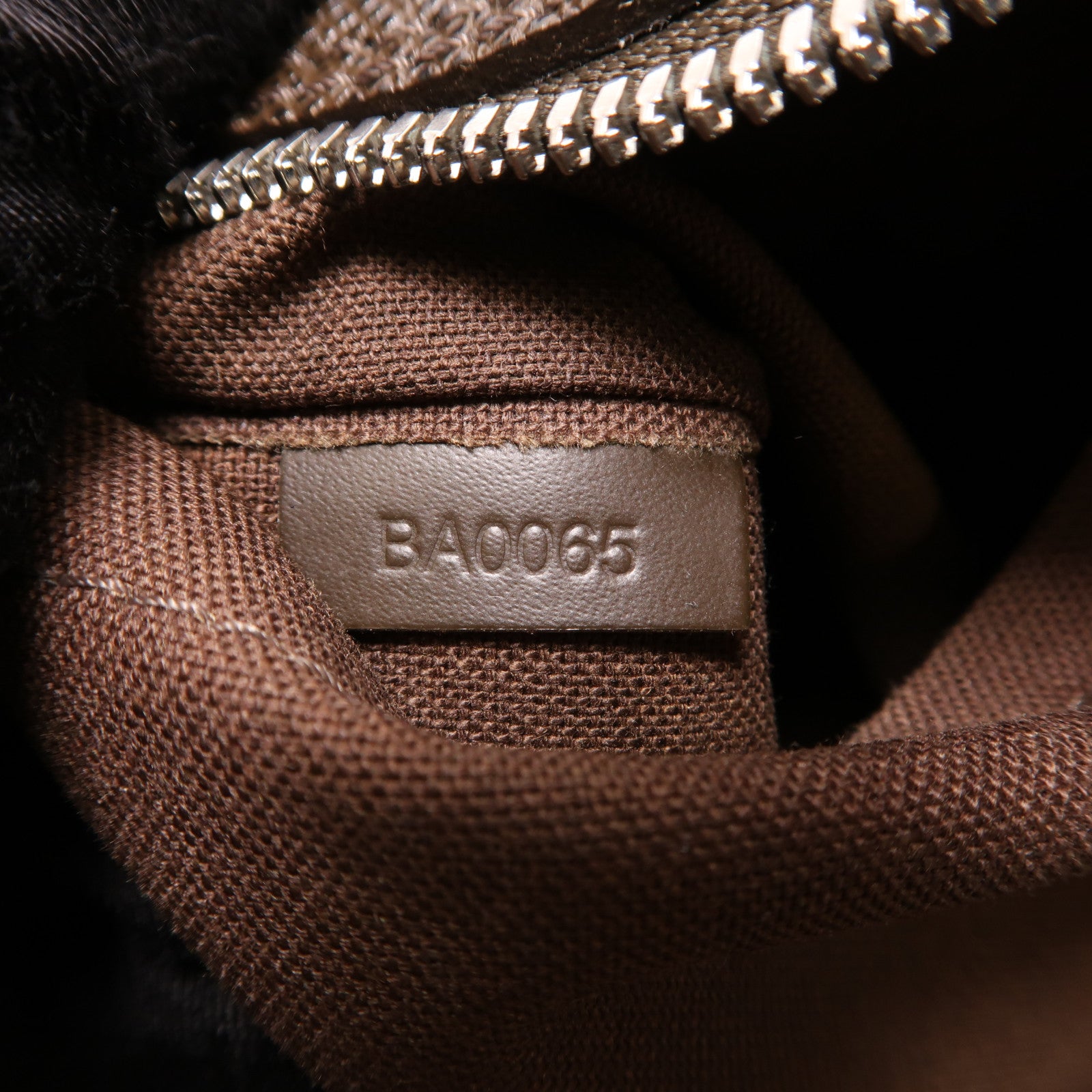 LOUIS VUITTON Taiga/帆布Beluga銀扣肩背袋棕色/綠色