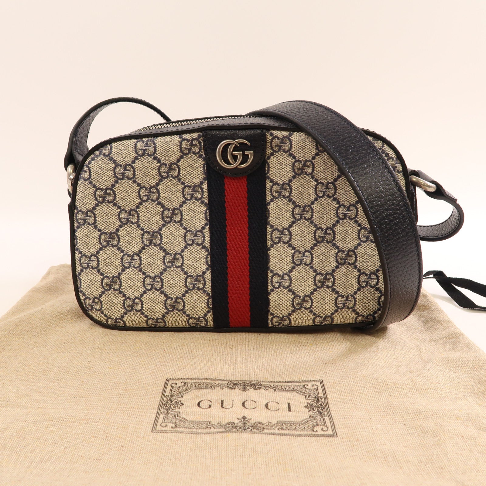GUCCI 塗層帆布GG Supereme銀扣肩背袋
