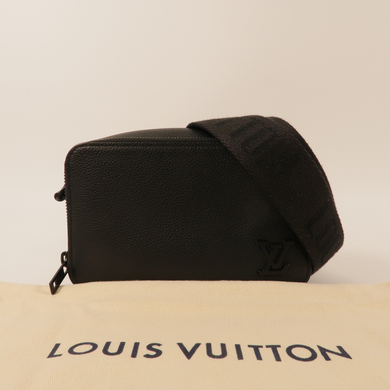 LOUIS VUITTON 牛皮皮革Alpha Wearable Wallet肩背袋