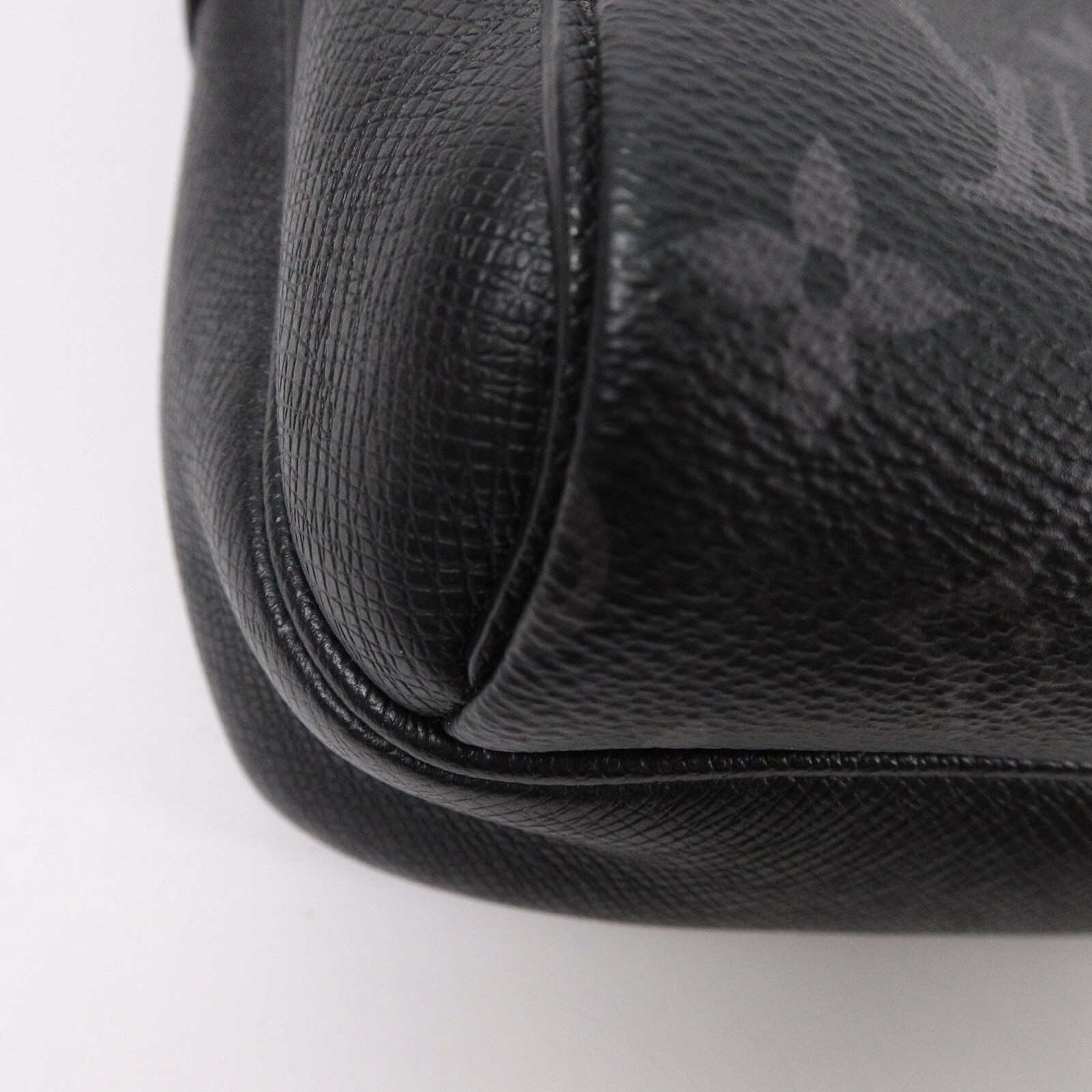 LOUIS VUITTON Monogram Eclipse Taiga Outdoor Messenger肩背袋