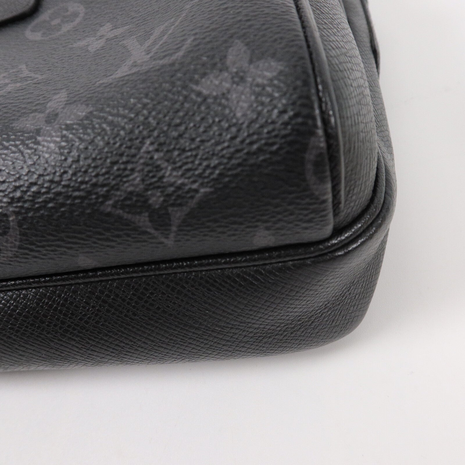LOUIS VUITTON Monogram Eclipse Taiga Outdoor Messenger肩背袋