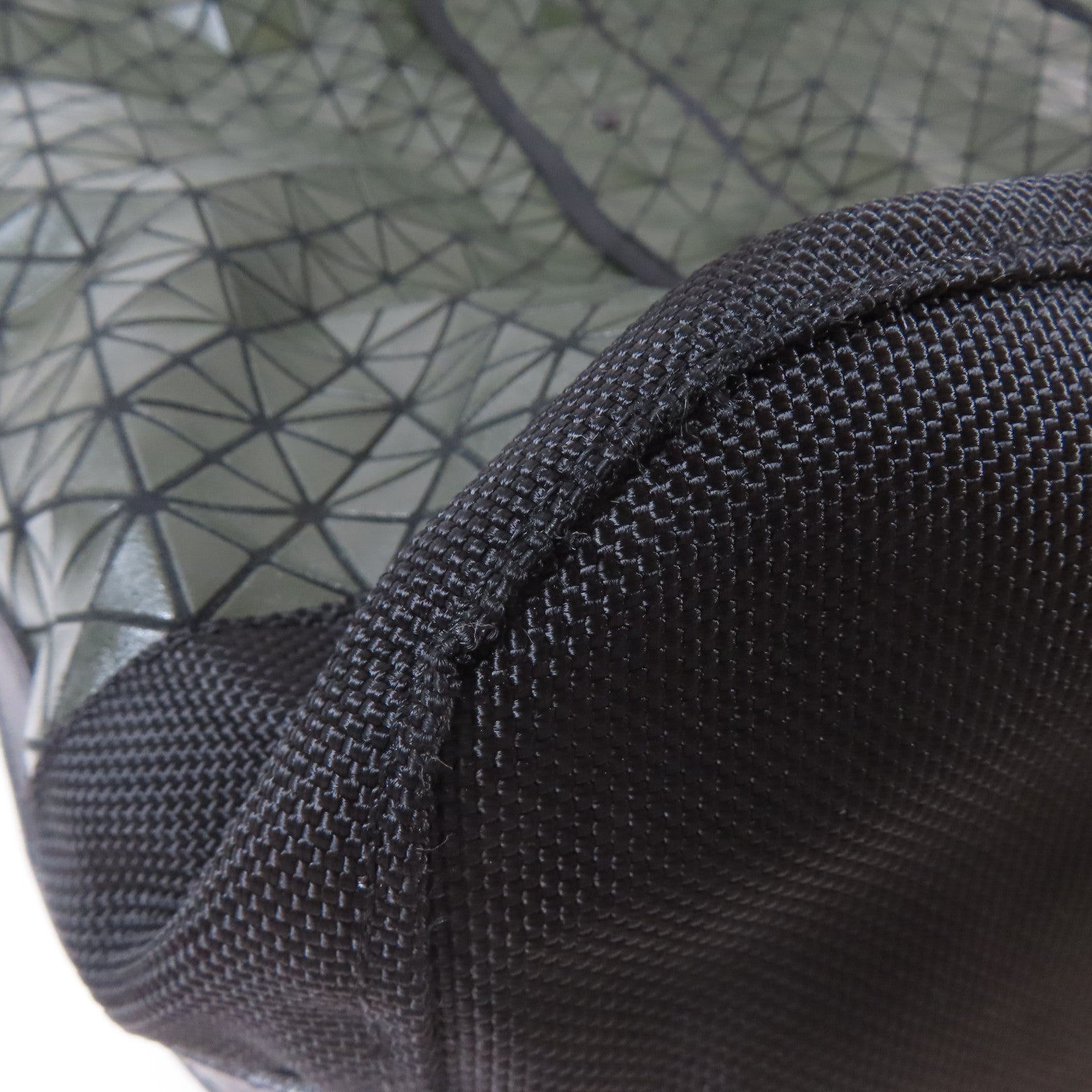 ISSEY MIYAKE 【激減優惠】PU塗層Issey Miyake黑扣手挽袋綠色/黑色