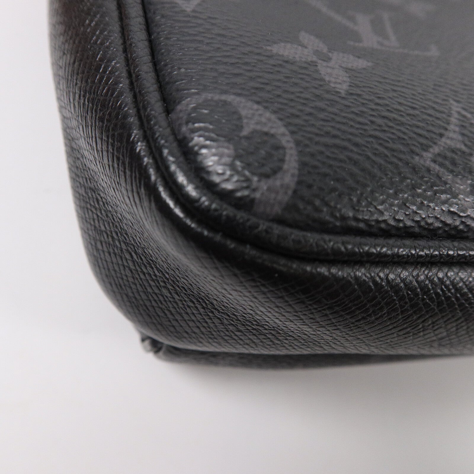 LOUIS VUITTON Monogram Eclipse Taiga Outdoor Messenger肩背袋