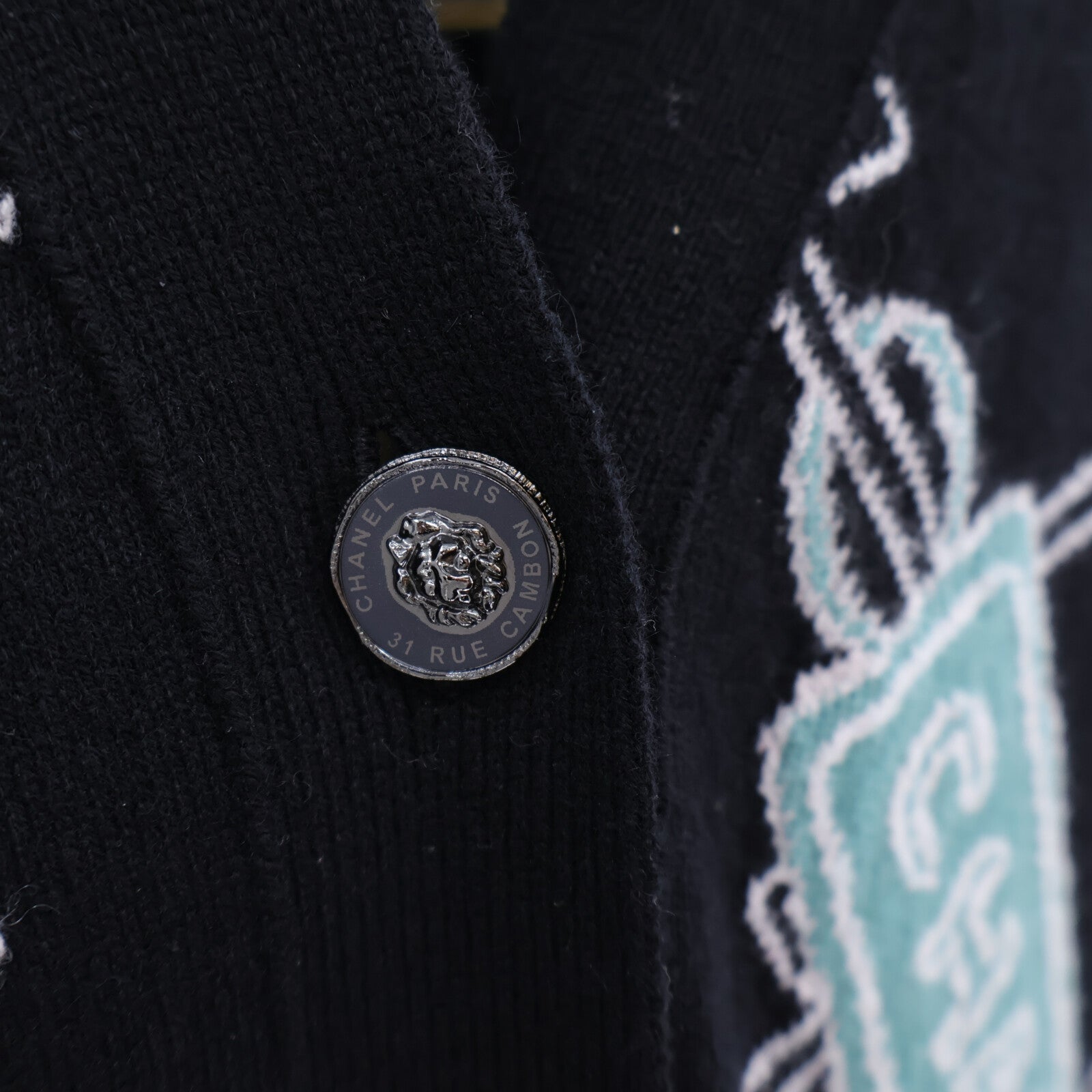 CHANEL Logo Graphic Cardigan外套
