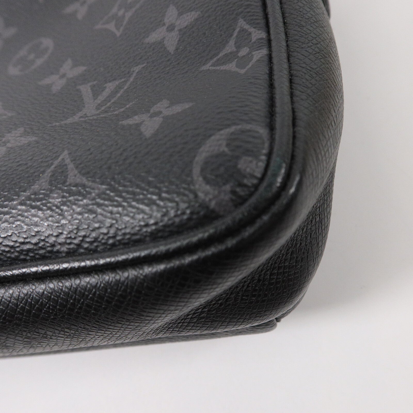 LOUIS VUITTON Monogram Eclipse Taiga Outdoor Messenger肩背袋