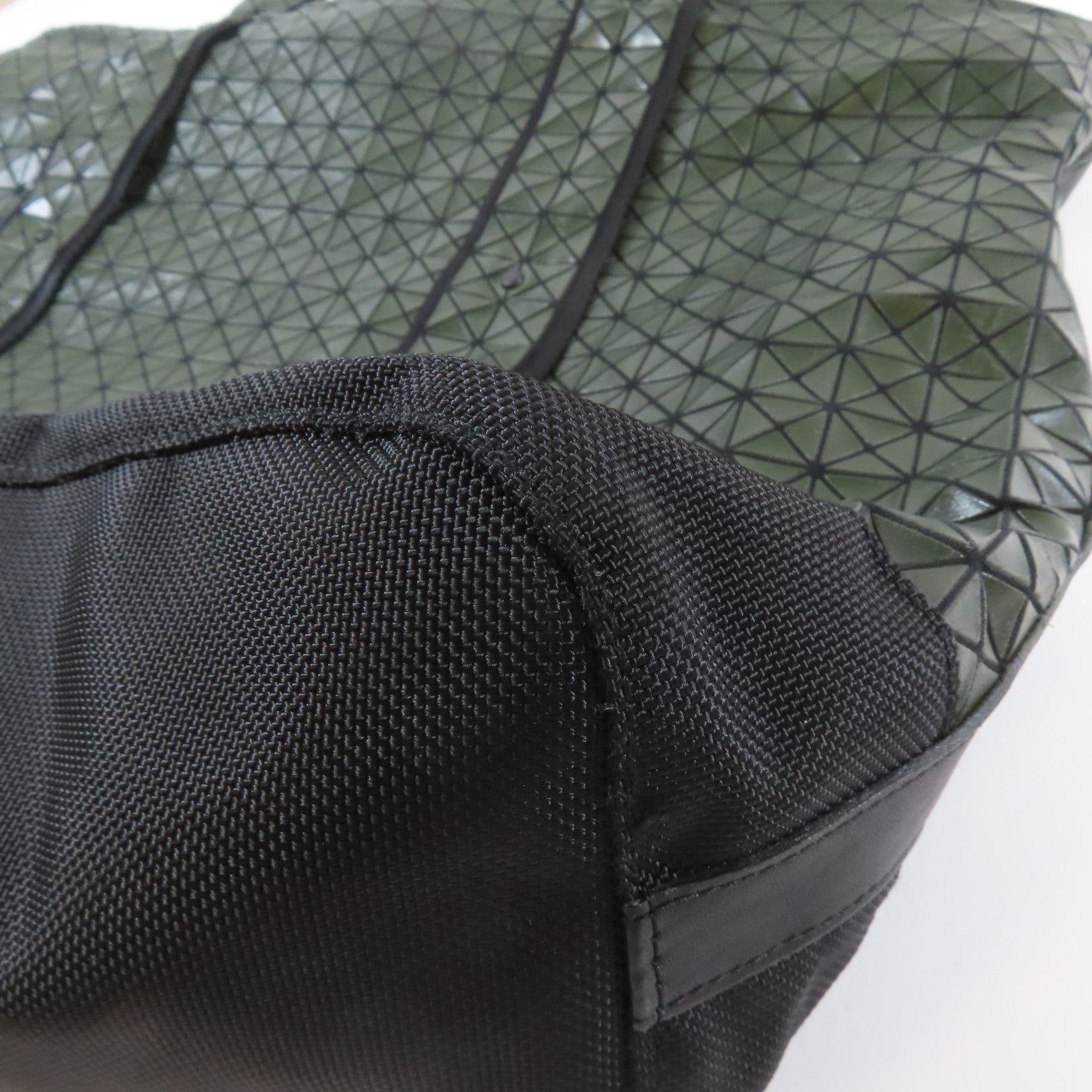 ISSEY MIYAKE 【激減優惠】PU塗層Issey Miyake黑扣手挽袋綠色/黑色