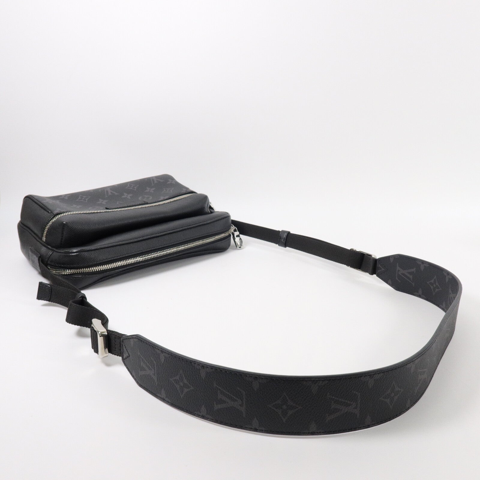 LOUIS VUITTON Monogram Eclipse Taiga Outdoor Messenger肩背袋