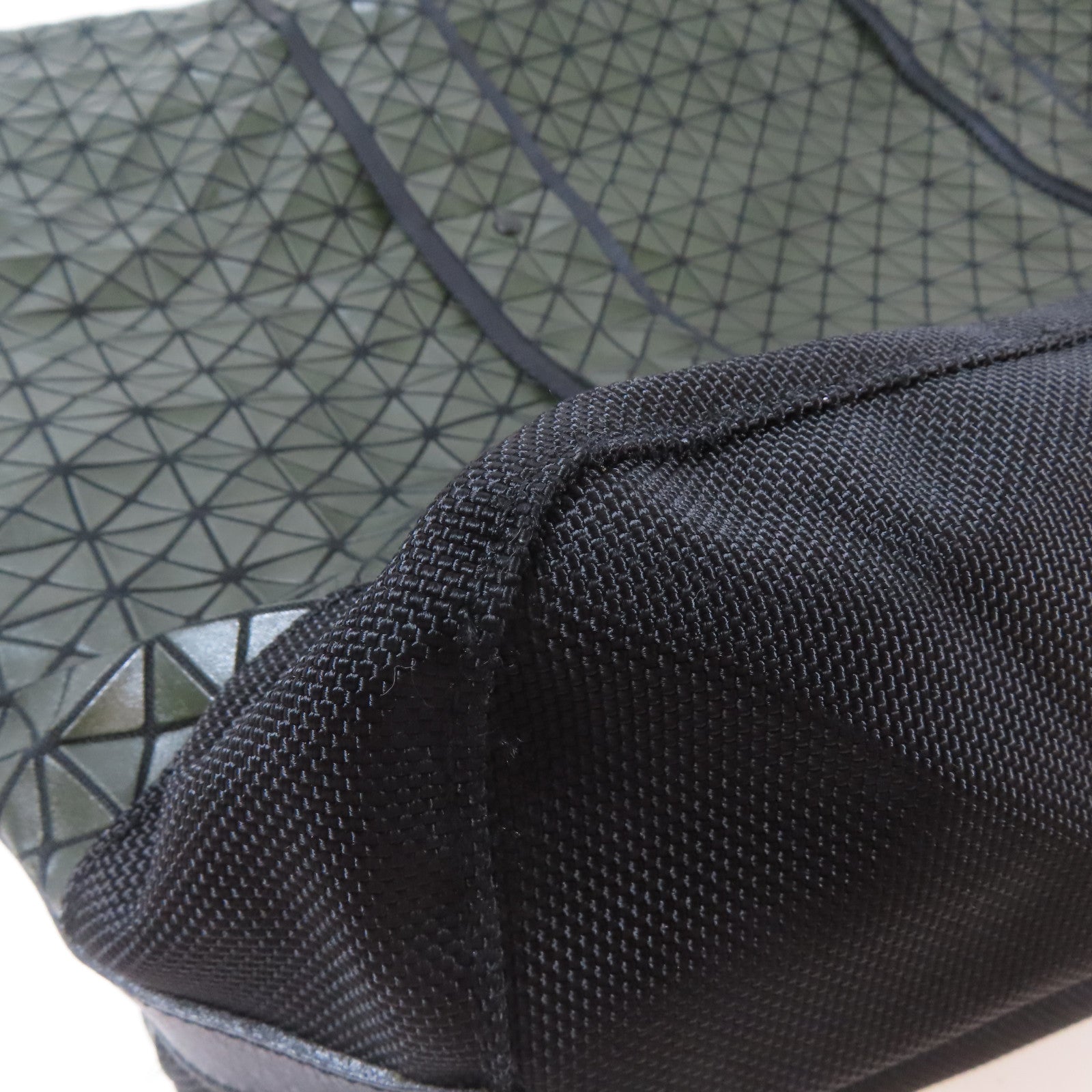 ISSEY MIYAKE 【激減優惠】PU塗層Issey Miyake黑扣手挽袋綠色