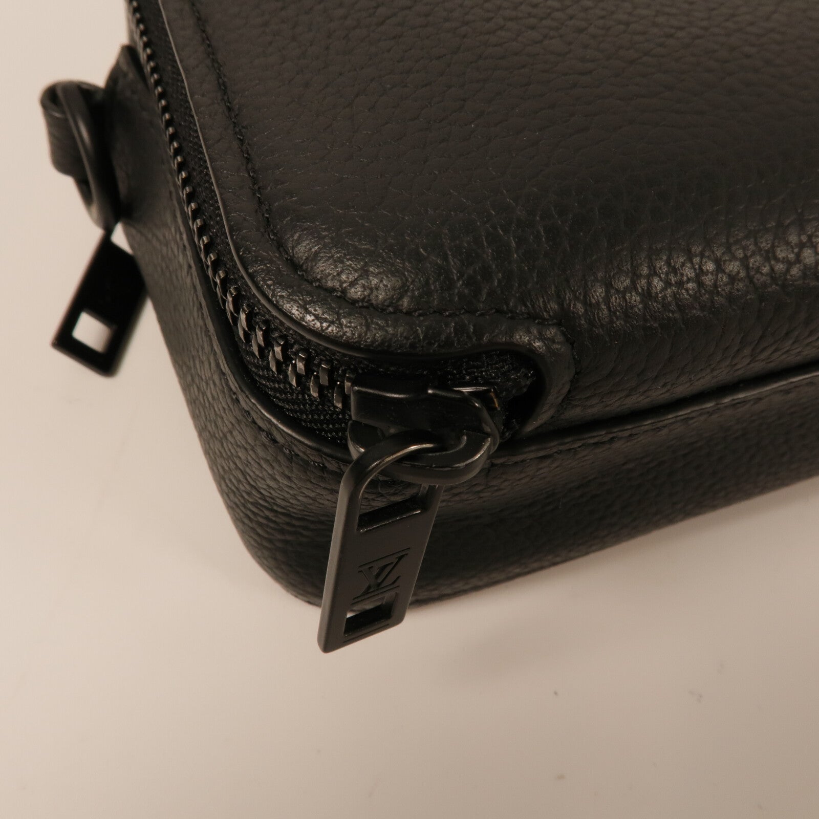 LOUIS VUITTON 牛皮皮革Alpha Wearable Wallet肩背袋