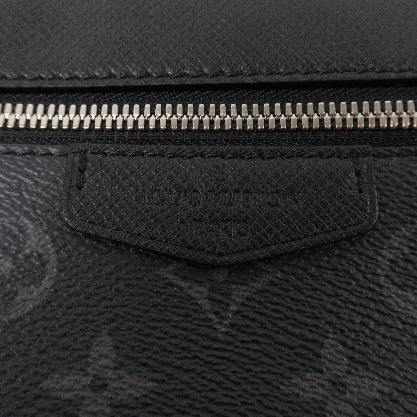 LOUIS VUITTON Monogram Eclipse Taiga Outdoor Messenger肩背袋