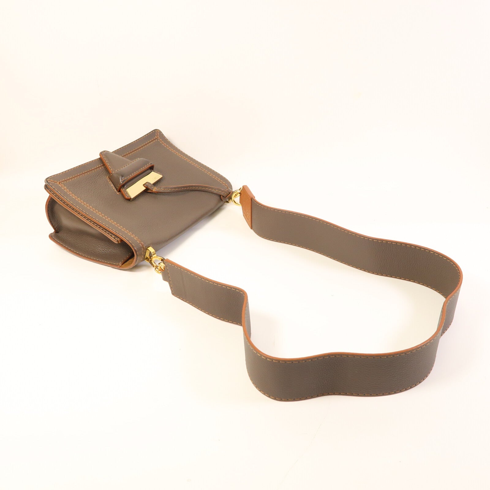 LOEWE 牛皮皮革Barcelona Medium金扣肩背袋