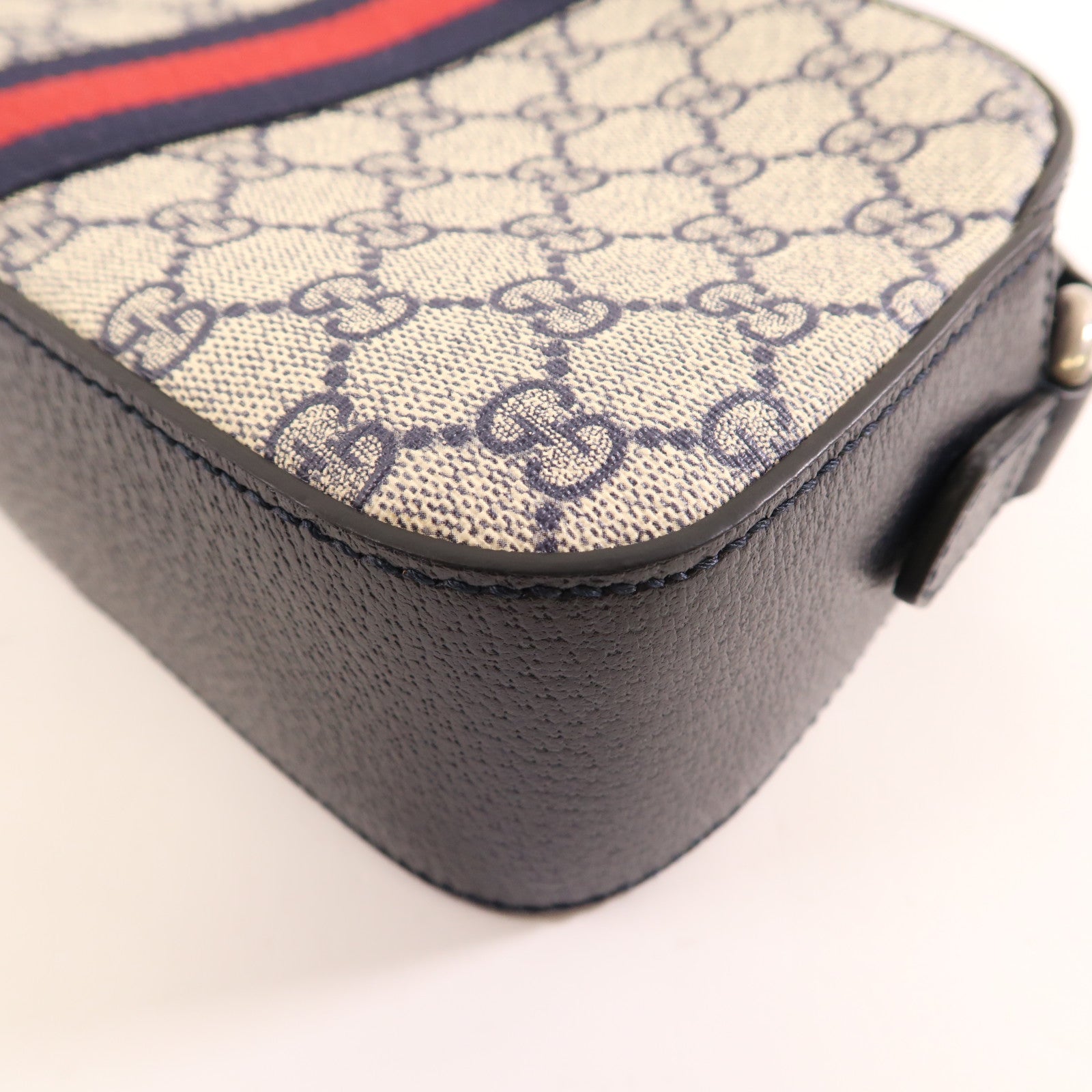 GUCCI 塗層帆布GG Supereme銀扣肩背袋