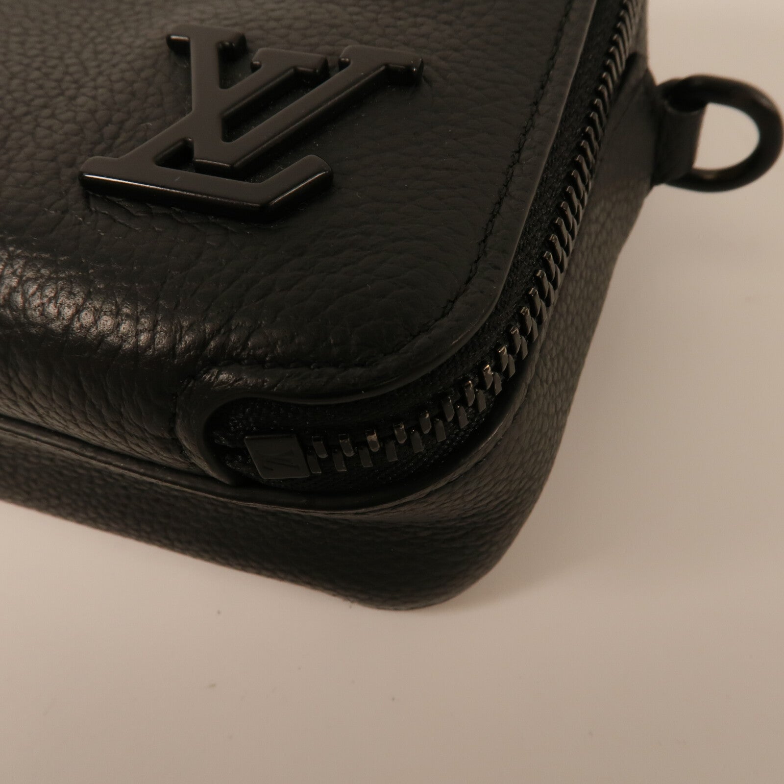 LOUIS VUITTON 牛皮皮革Alpha Wearable Wallet肩背袋