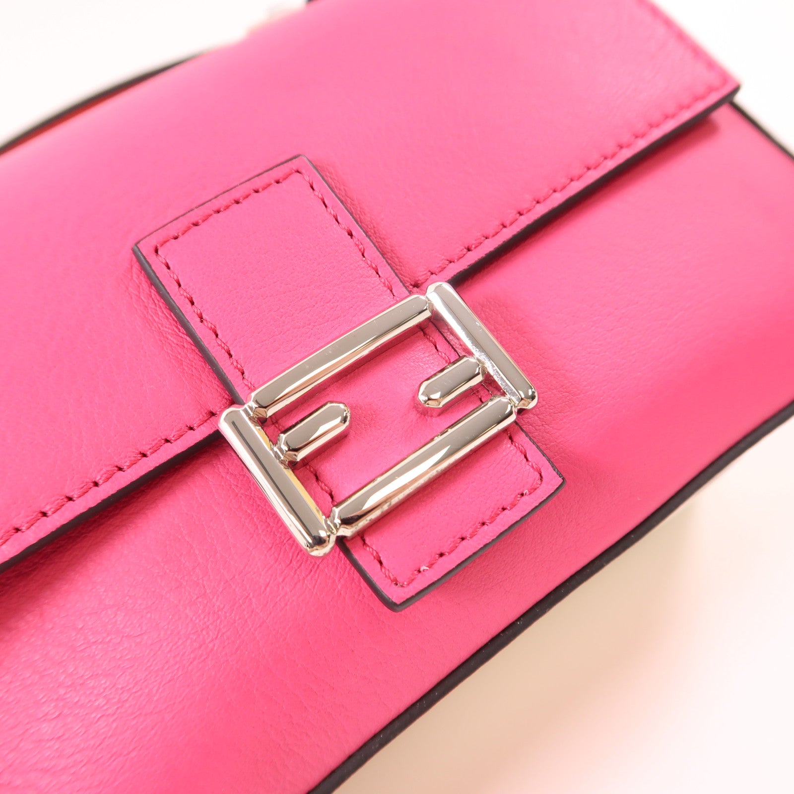 FENDI 牛皮皮革Shoulder Bag銀扣鏈帶肩背袋