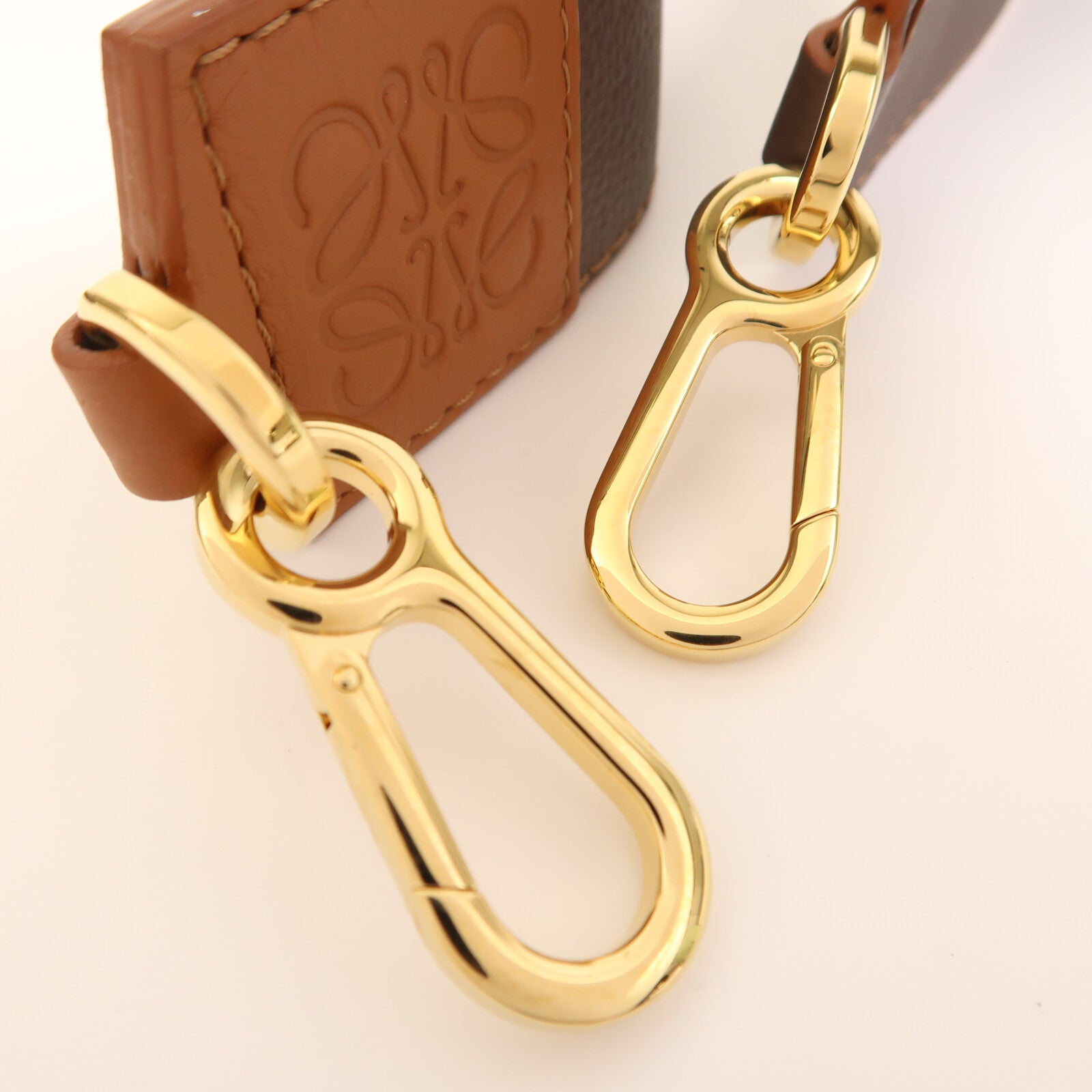 LOEWE 牛皮皮革Barcelona Medium金扣肩背袋