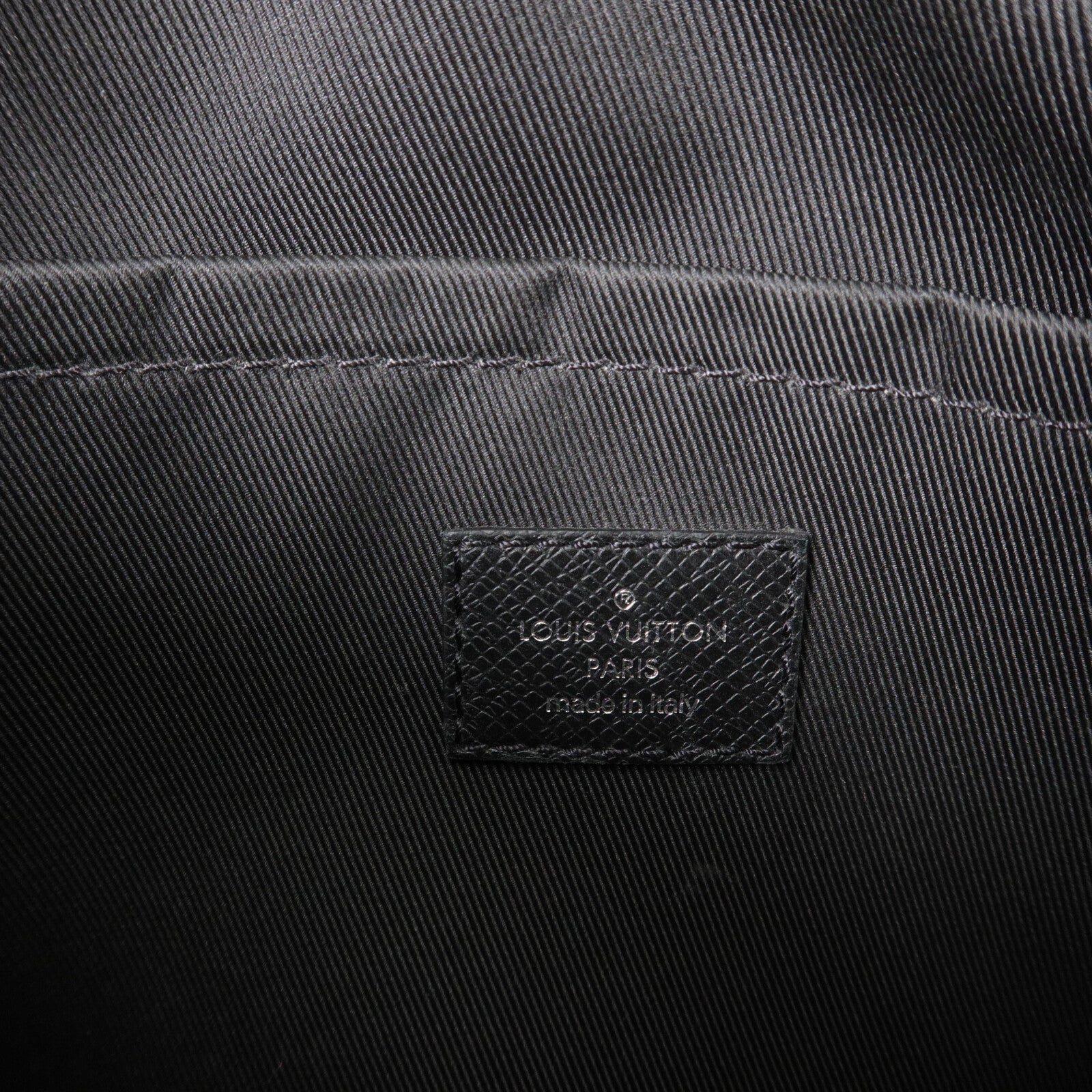 LOUIS VUITTON Monogram Eclipse Taiga Outdoor Messenger肩背袋