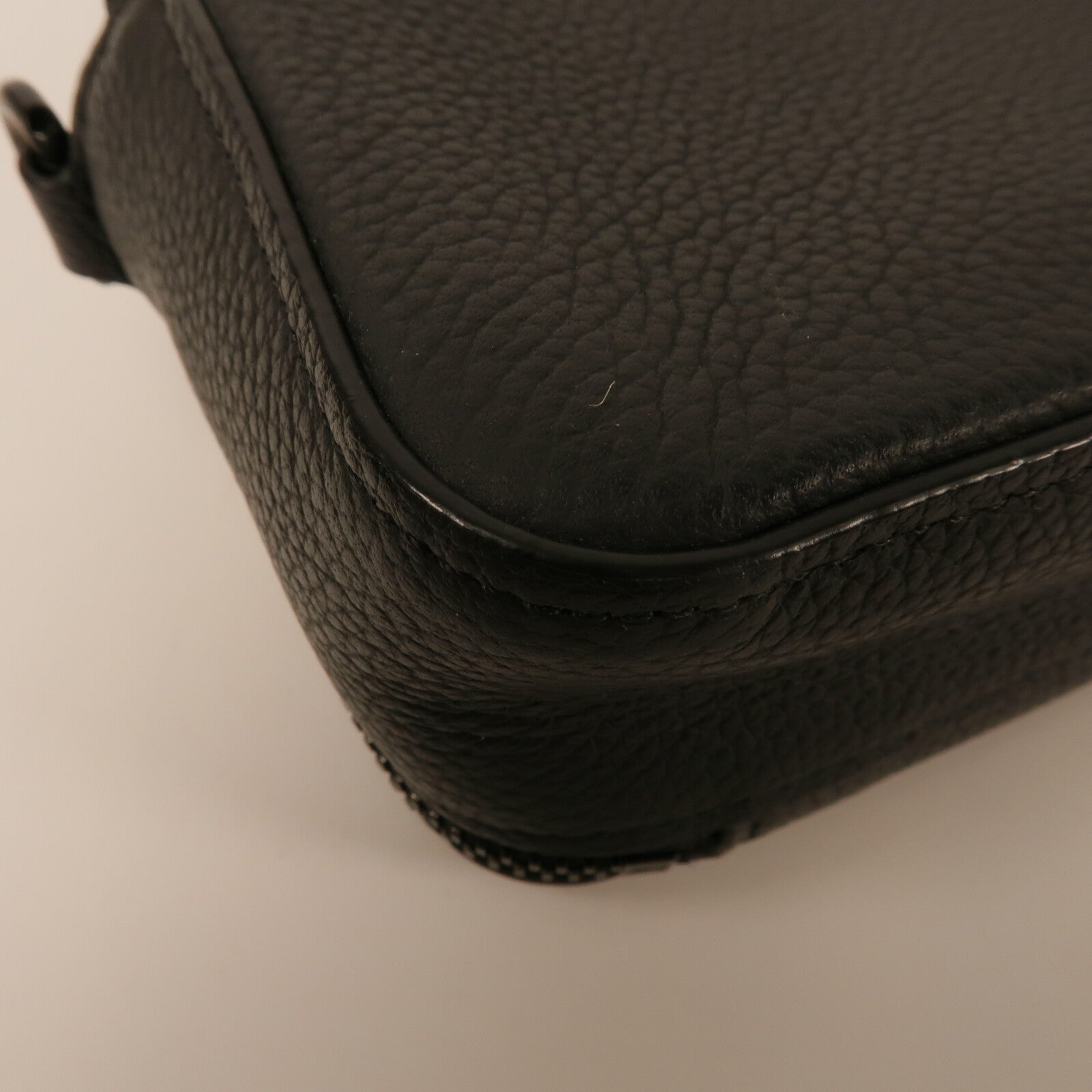 LOUIS VUITTON 牛皮皮革Alpha Wearable Wallet肩背袋
