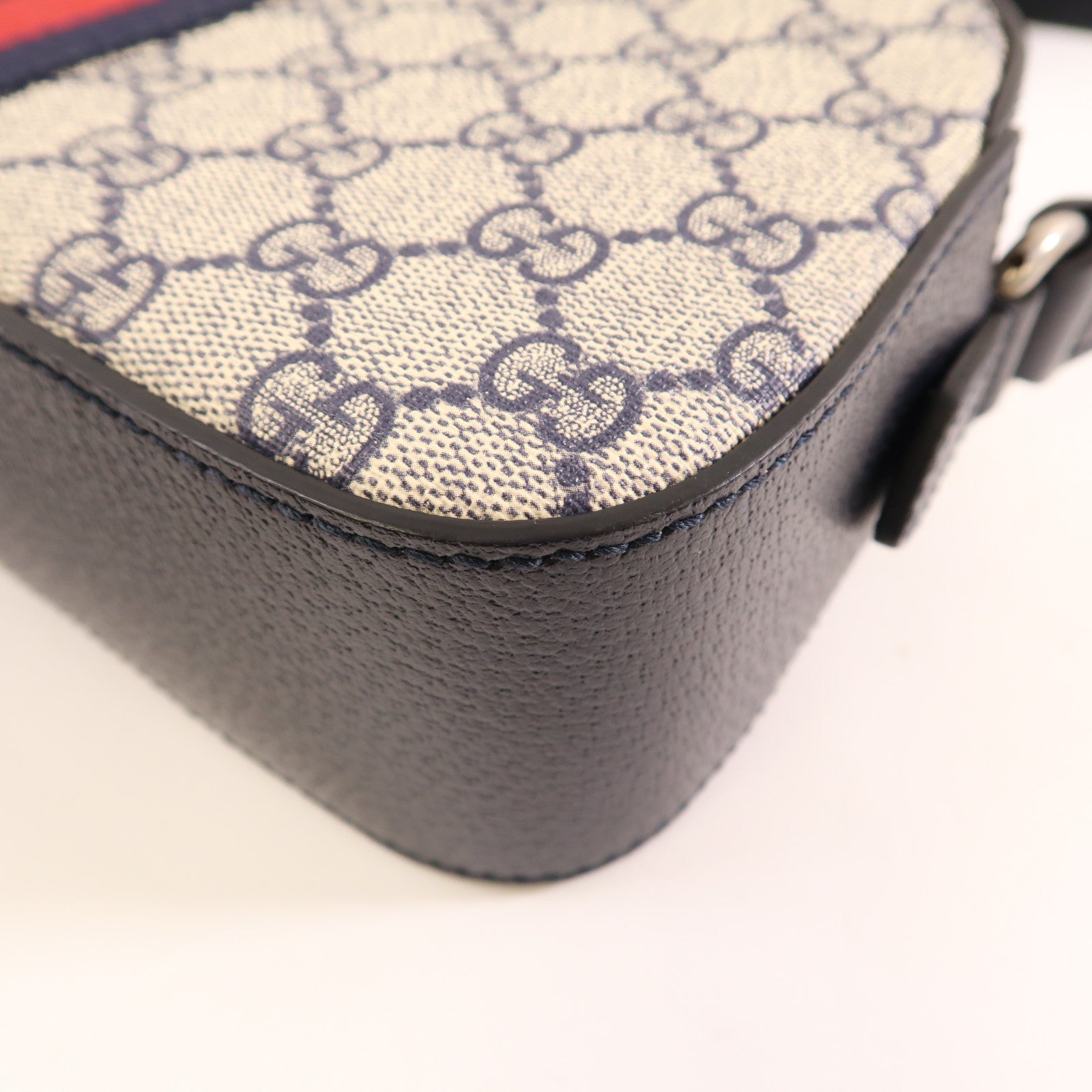 GUCCI 塗層帆布GG Supereme銀扣肩背袋