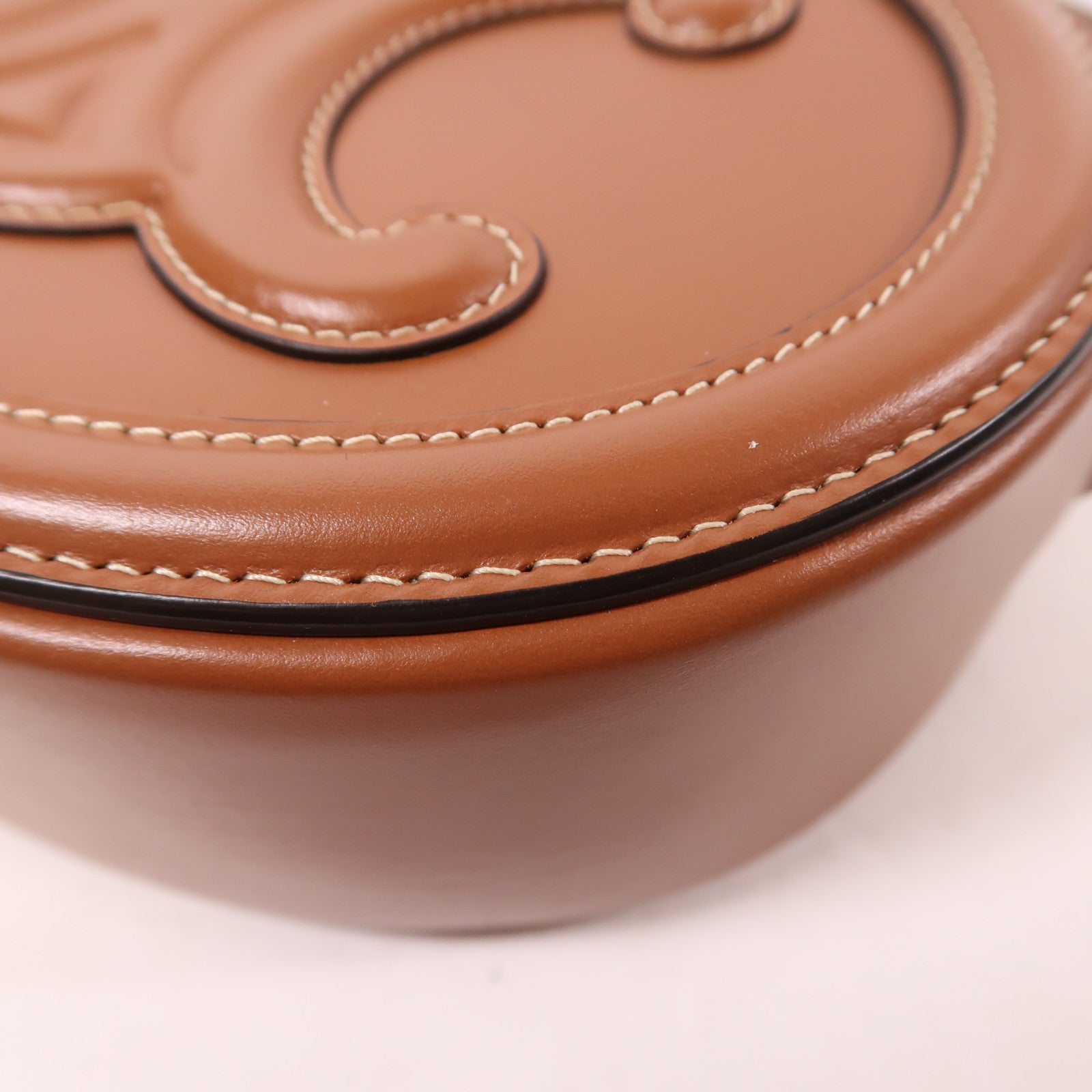 CELINE 皮革Cuir Triomphe Small Oval Bag金扣肩背袋