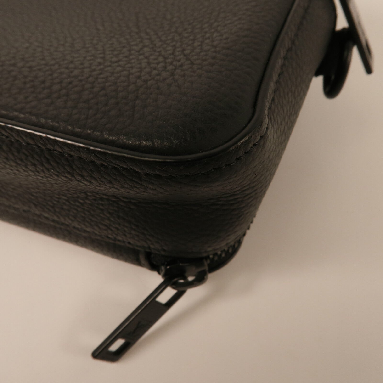 LOUIS VUITTON 牛皮皮革Alpha Wearable Wallet肩背袋