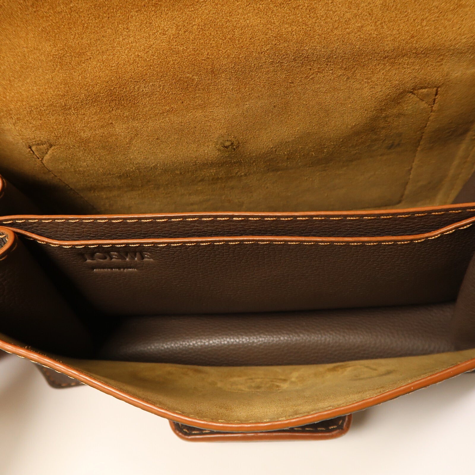 LOEWE 牛皮皮革Barcelona Medium金扣肩背袋