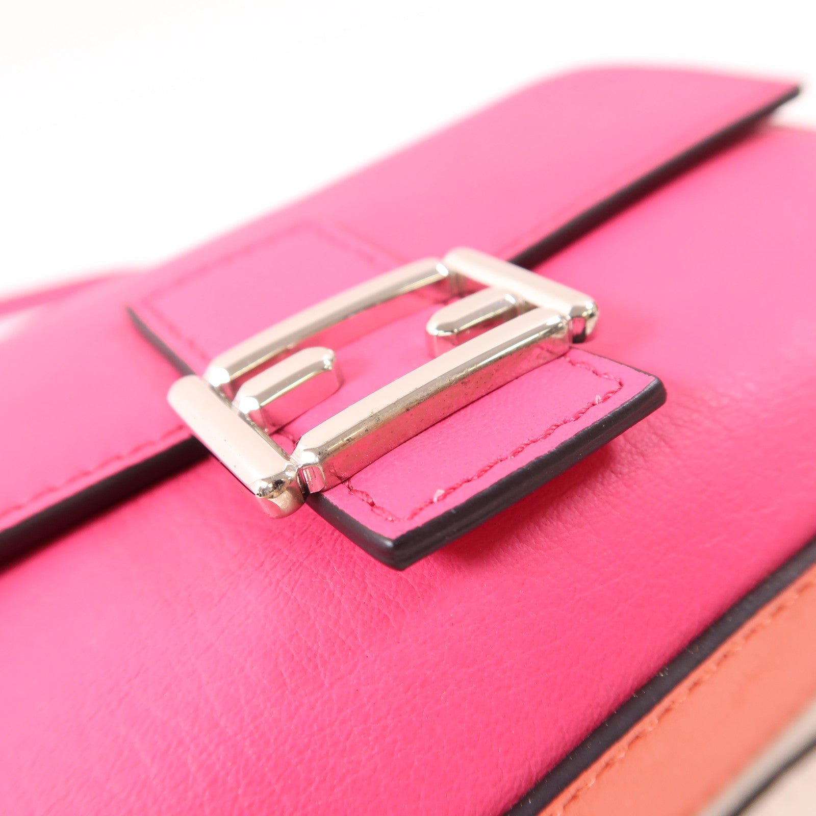 FENDI 牛皮皮革Shoulder Bag銀扣鏈帶肩背袋
