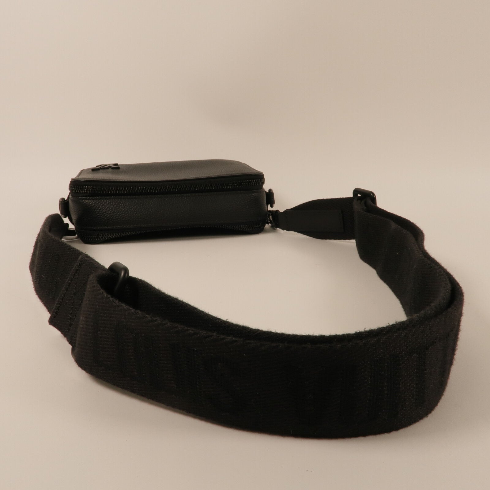 LOUIS VUITTON 牛皮皮革Alpha Wearable Wallet肩背袋