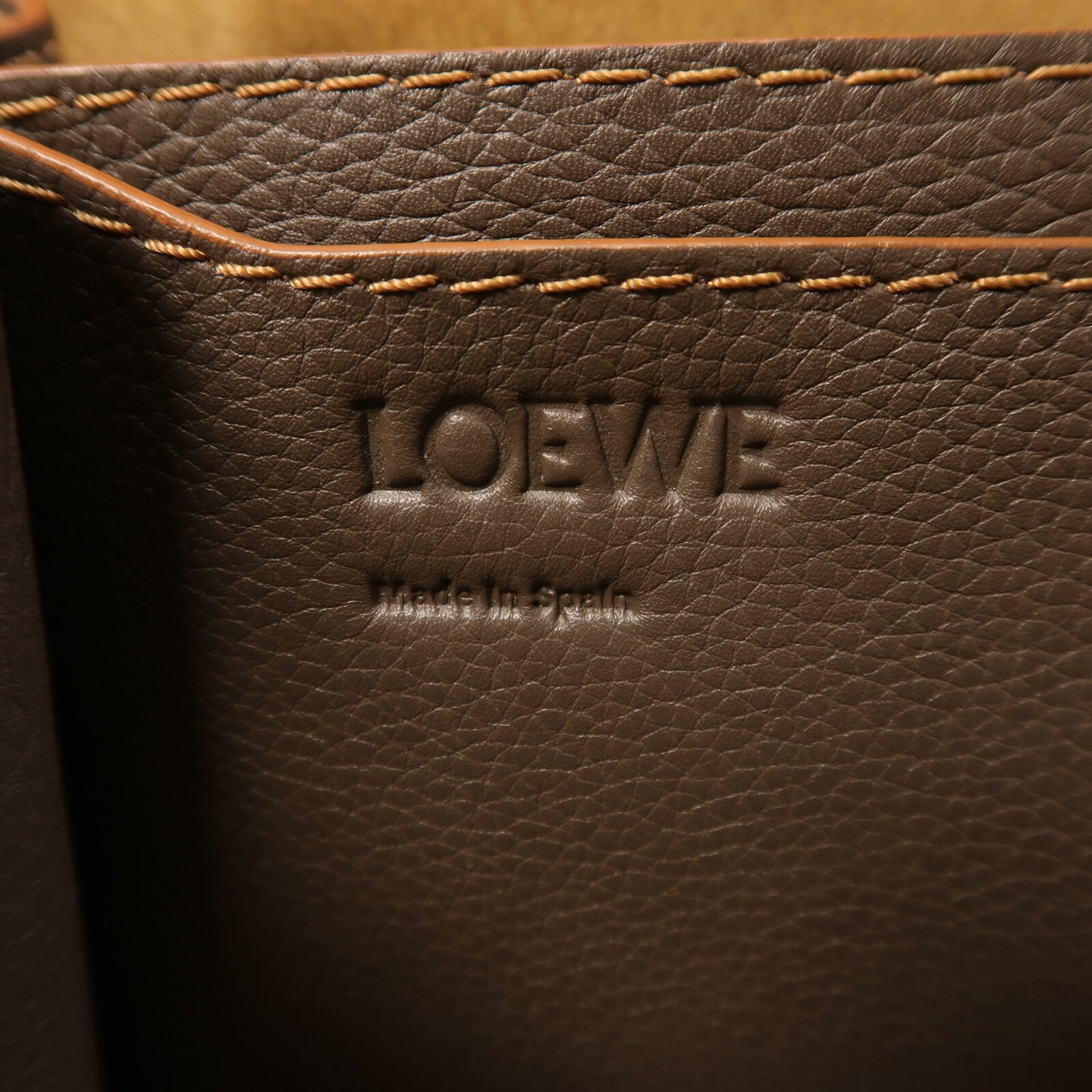LOEWE 牛皮皮革Barcelona Medium金扣肩背袋