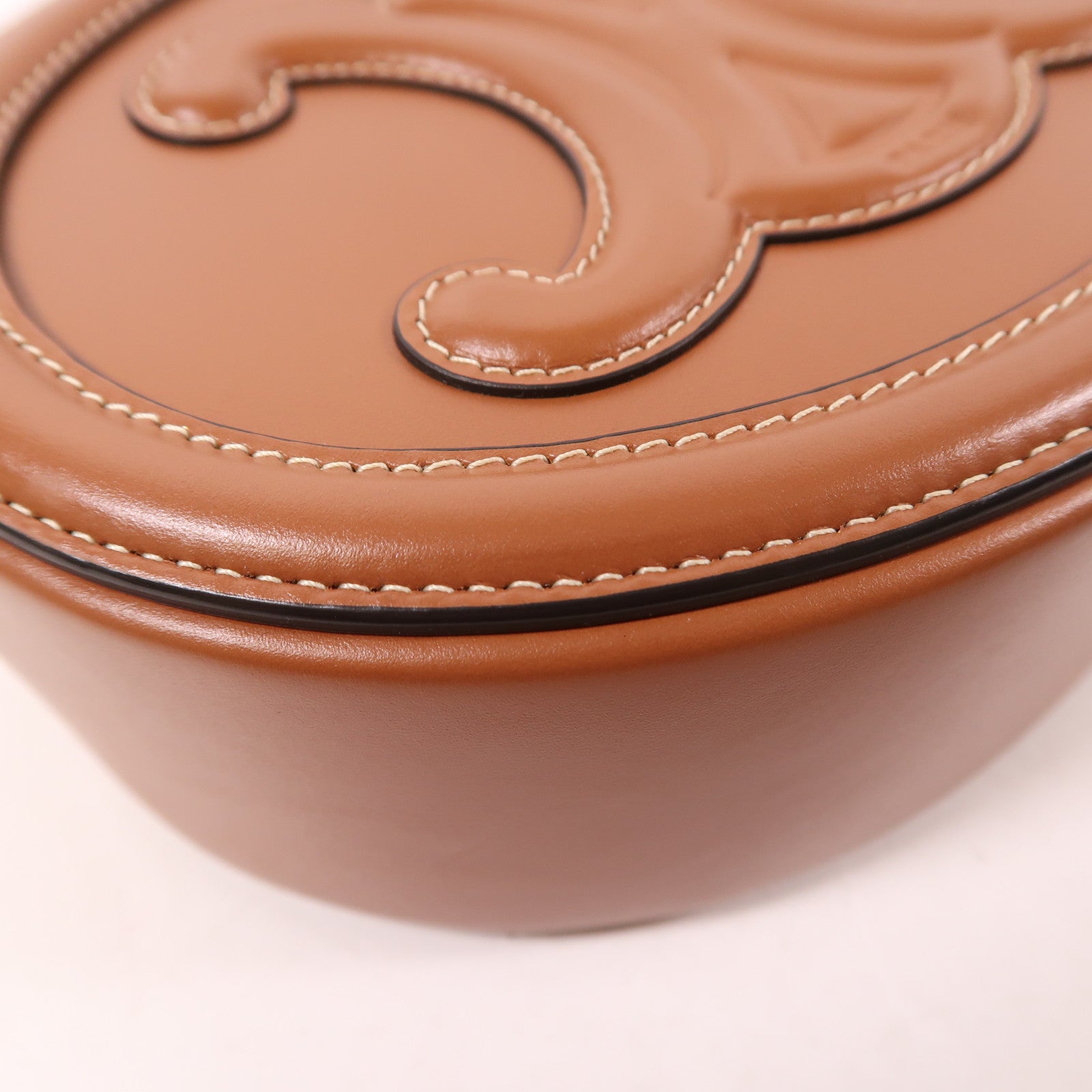 CELINE 皮革Cuir Triomphe Small Oval Bag金扣肩背袋