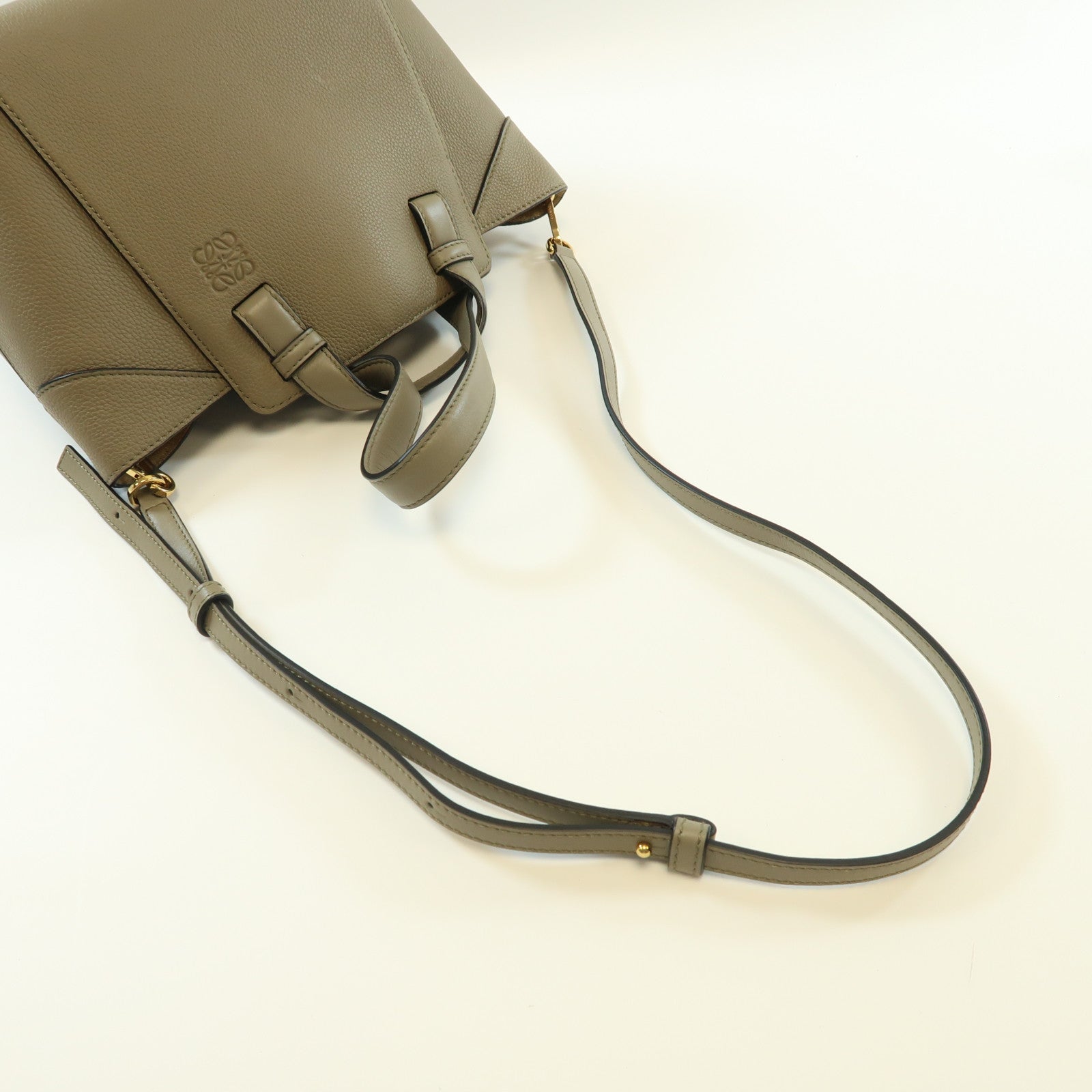 LOEWE 牛皮皮革Hammock Nugget金扣手挽肩背兩用袋卡其色