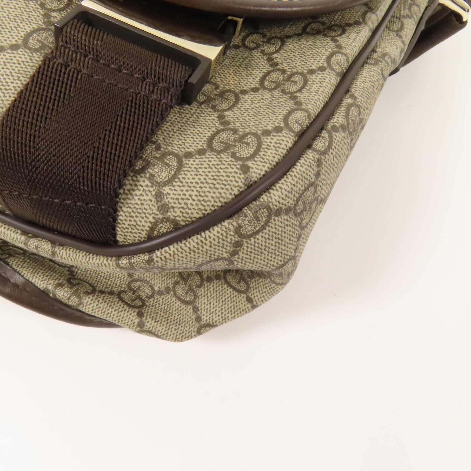 GUCCI 塗層帆布GG Messenger銀扣肩背袋