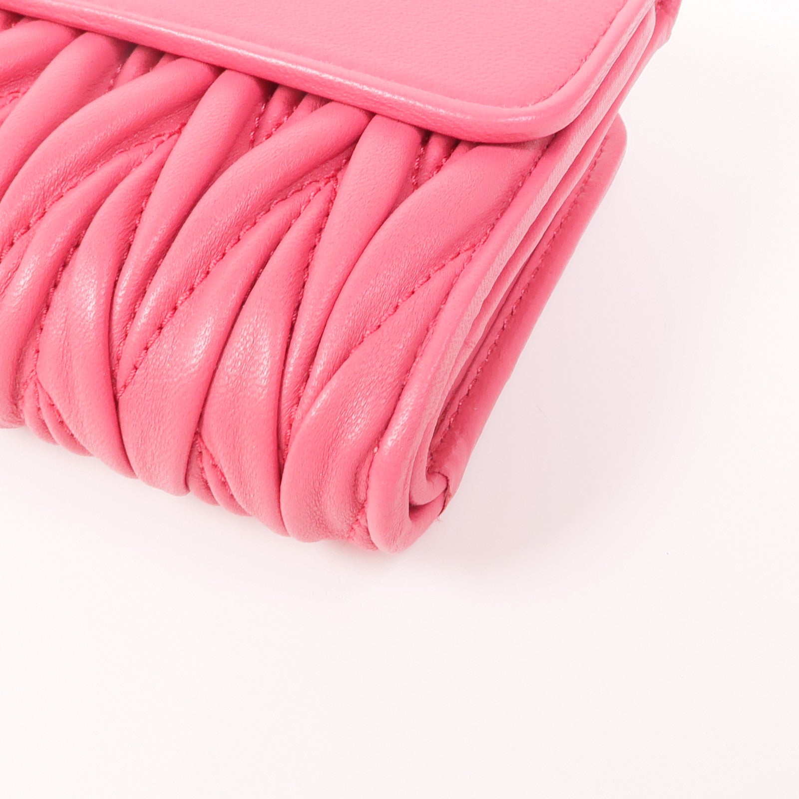 Miu Miu 牛皮皮革Matelasse金扣錢包