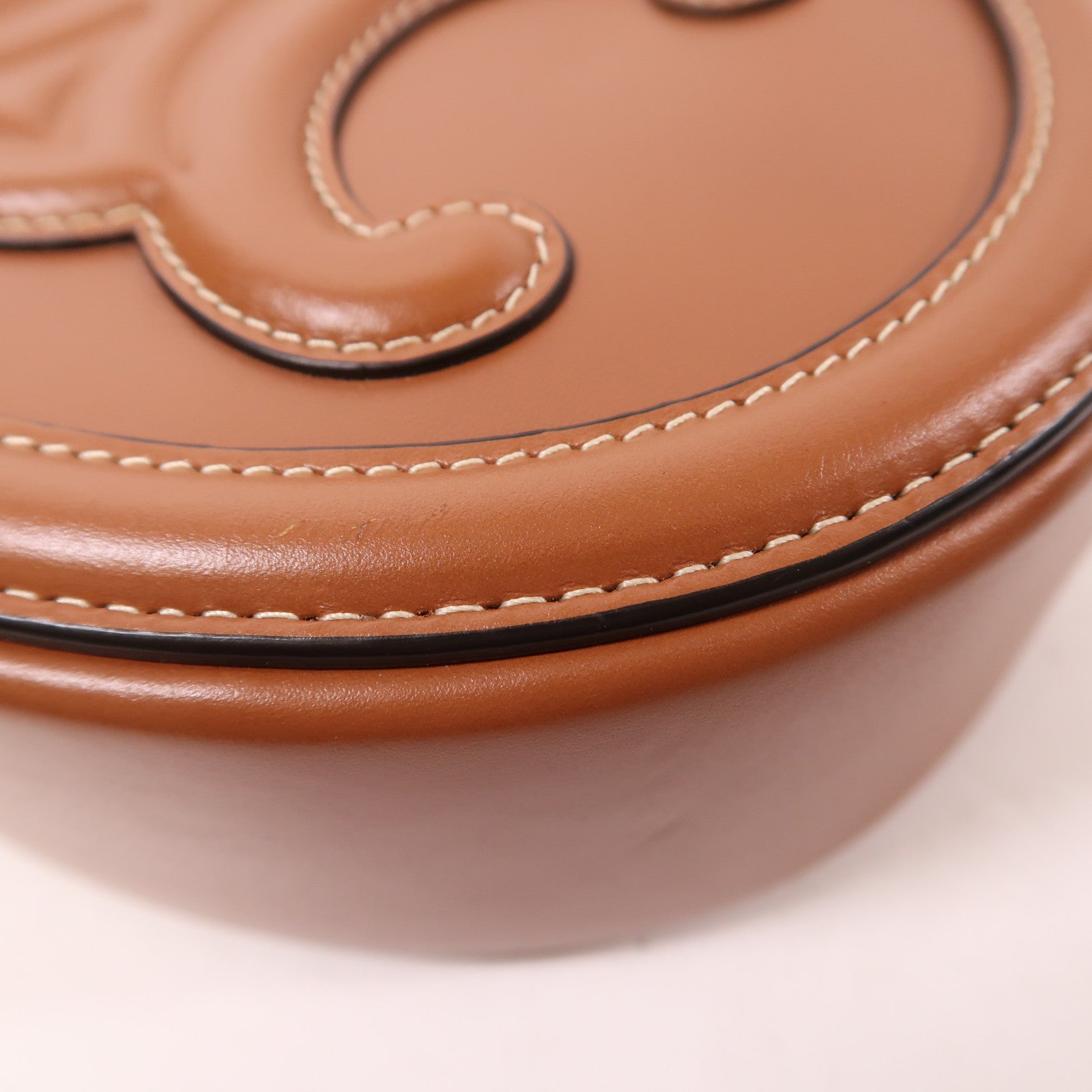 CELINE 皮革Cuir Triomphe Small Oval Bag金扣肩背袋