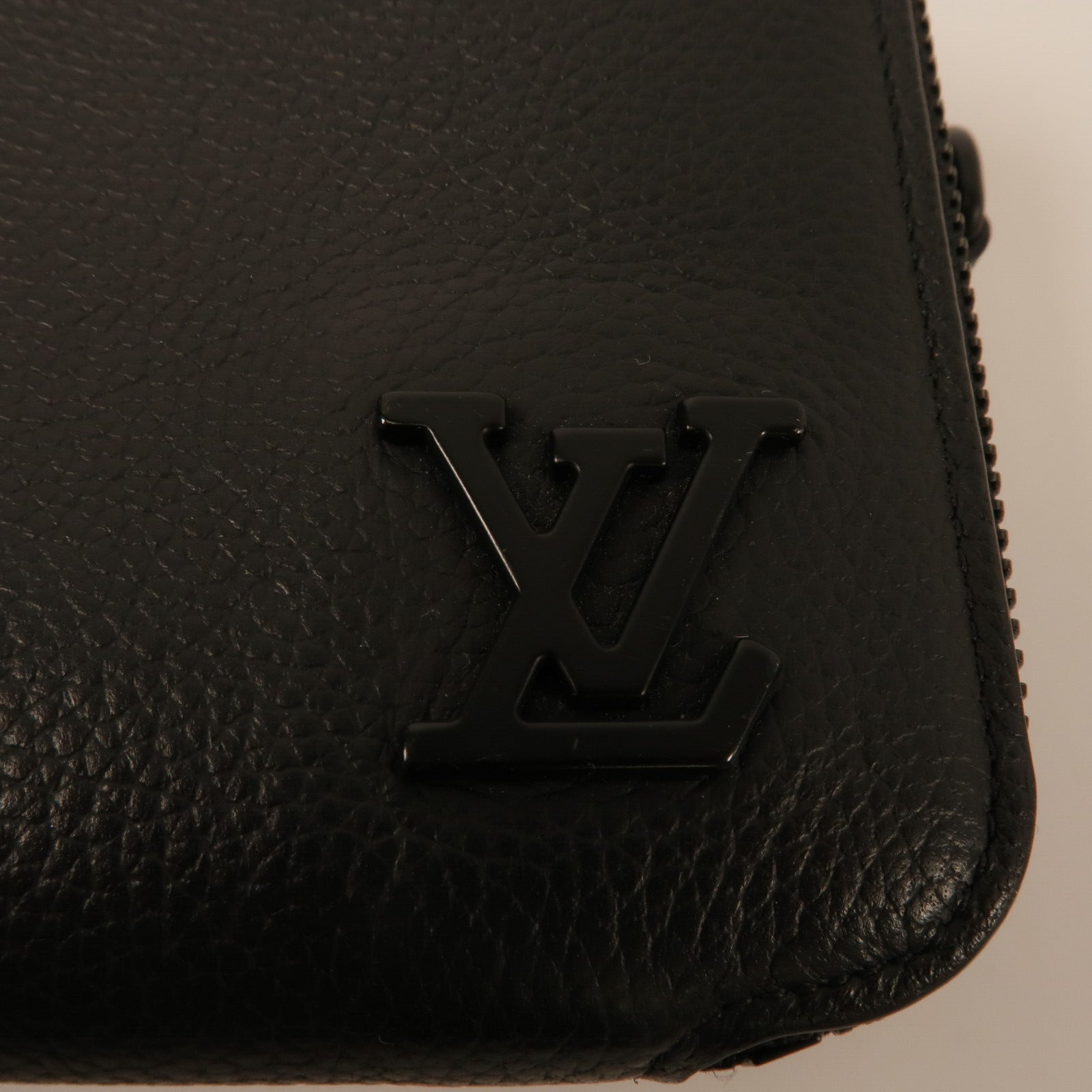 LOUIS VUITTON 牛皮皮革Alpha Wearable Wallet肩背袋