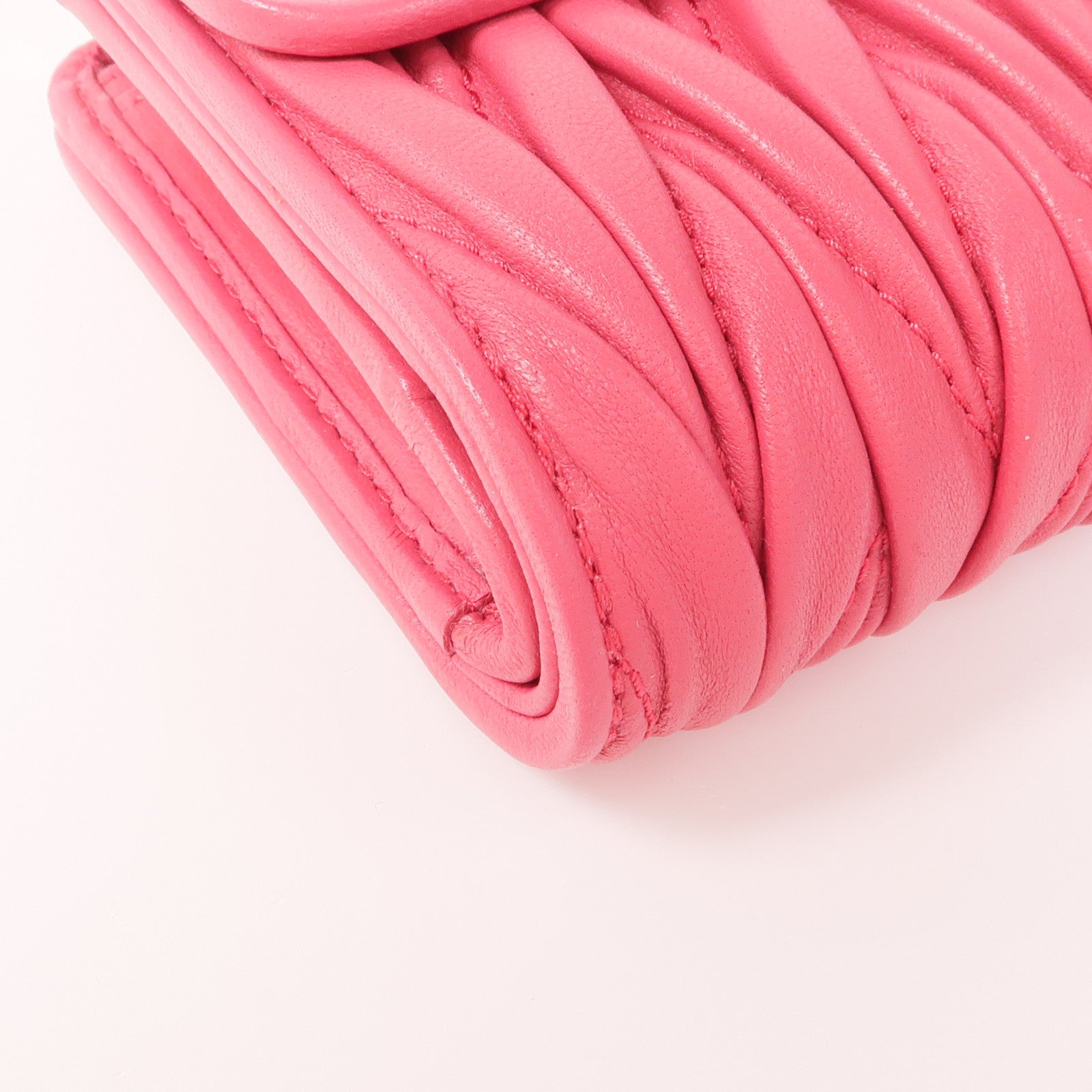 Miu Miu 牛皮皮革Matelasse金扣錢包