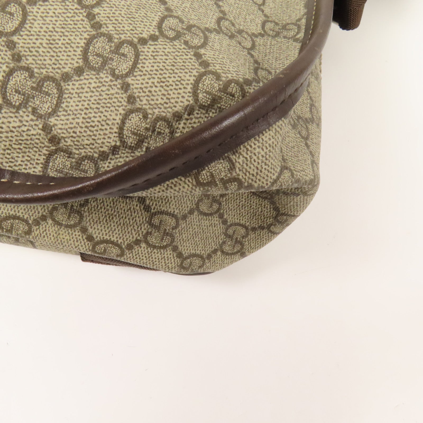 GUCCI 塗層帆布GG Messenger銀扣肩背袋